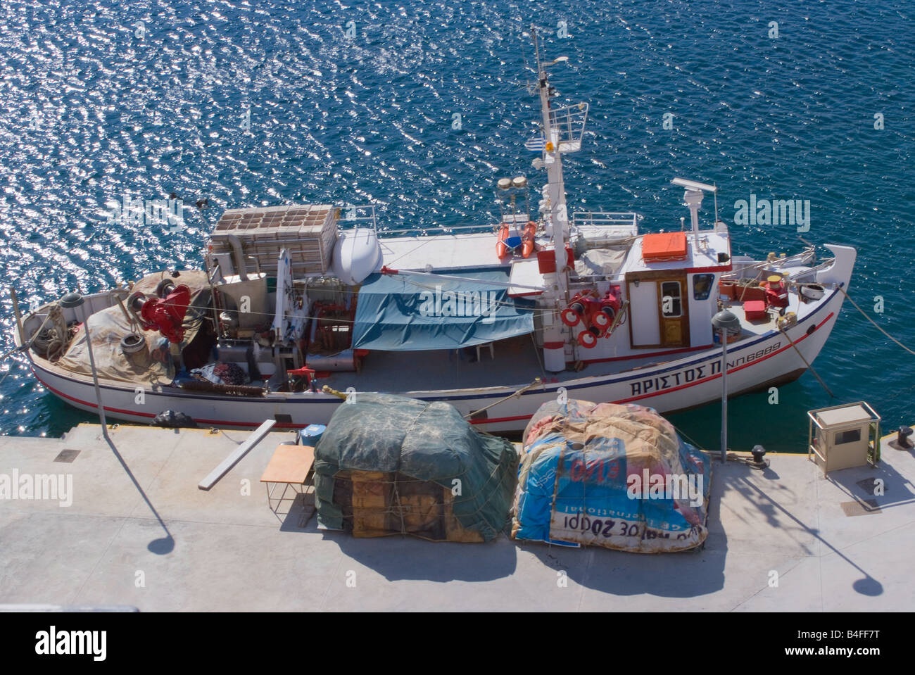 Luftaufnahme von einem großen griechischen Fischerboot im Hafen von Platis Gialos Insel Sifnos Ägäischen Meer Kykladen Inseln Griechenlands gefesselt Stockfoto