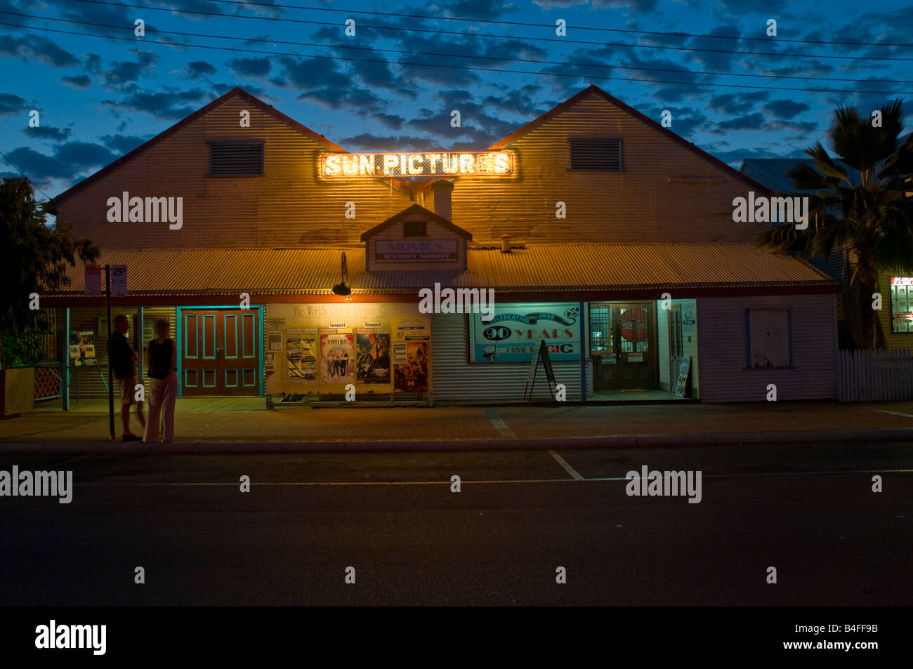 Sun stellt das Open-Air-Kino vor, das in Broome seit 1912 in Betrieb ist und wohl Australiens ältestes kontinuierlich arbeitendes Kino ist Stockfoto