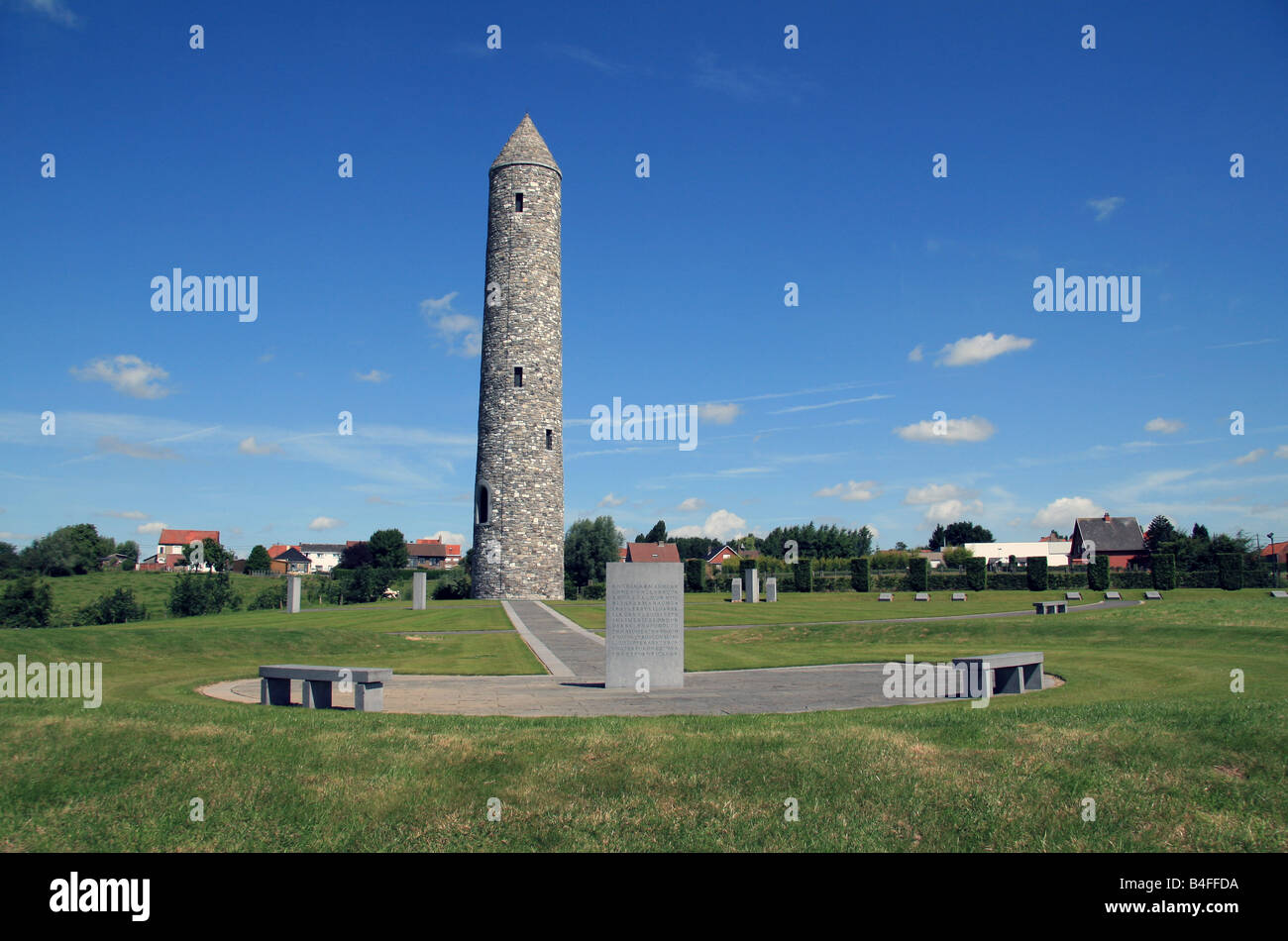 Der irische "Runde" Turm auf der Insel von Irland Friedenspark, Mesen, Belgien und eine Säule aus allen 32 Grafschaften von Irland Stockfoto