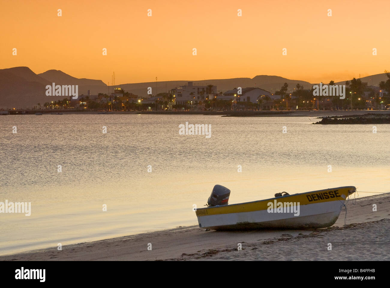 Boote am Strand bei Sonnenaufgang Malecon in La Paz, Baja California Sur, Mexiko Stockfoto