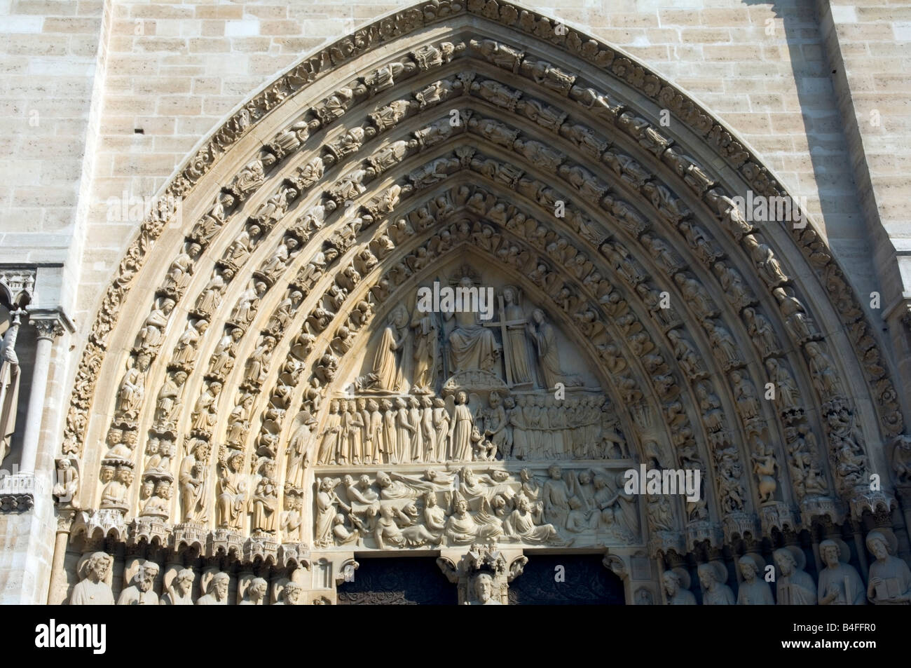 Detail des carving Westeingang der Notre-Dame de Paris Stockfoto