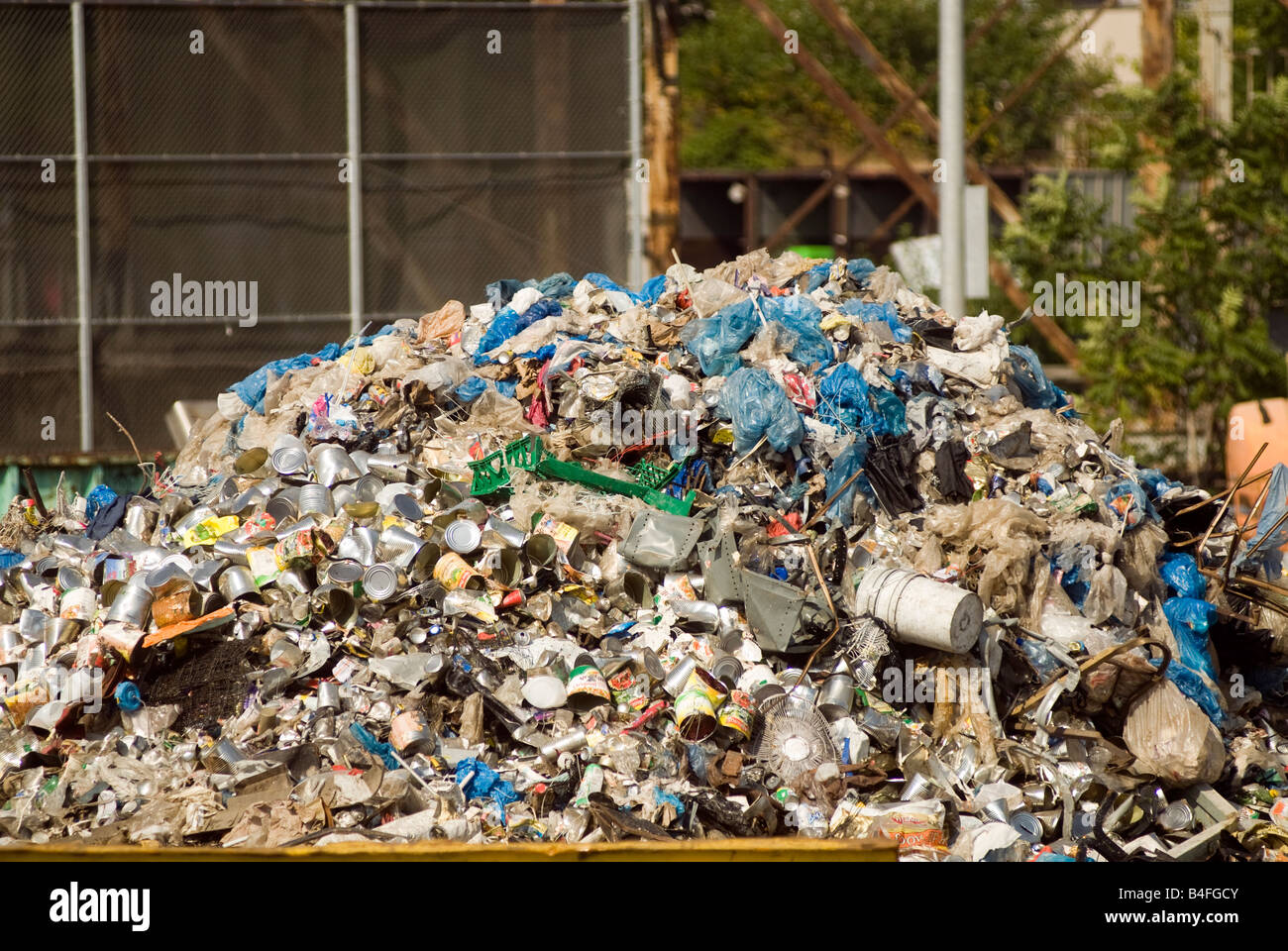 Dosen und andere Metall wartet auf die Sortierung in einer Recyclinganlage entlang Newtown Creek Stockfoto