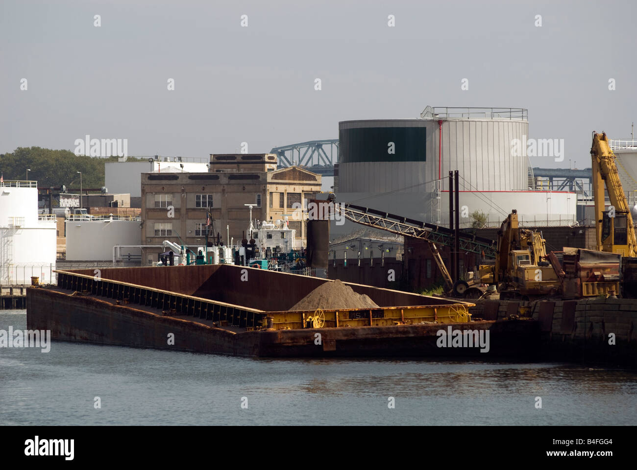 Ein Schiff vor Anker am Newtown Creek eine industrielle Wasserstraße trennt die Stadtteile Brooklyn und Queens in New York Stockfoto