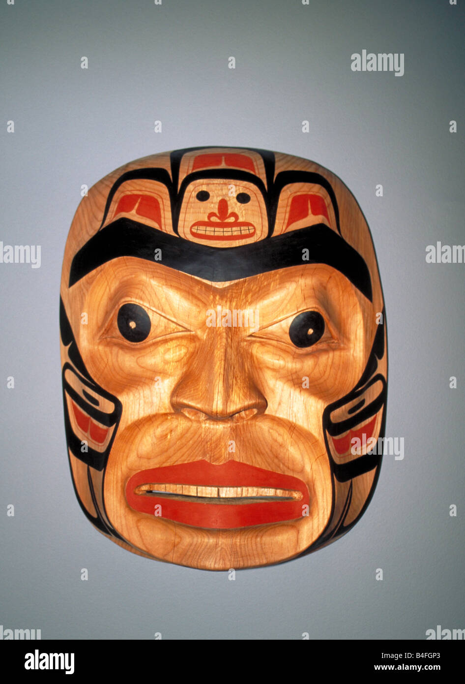 Eine indische Maske geschnitzt von Eskimo Inuit Handwerker zum Verkauf im Ladengeschäft Gastown, Vancouver British Columbia, Kanada. Stockfoto