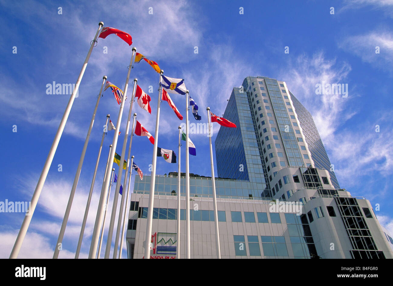 Internationalen Flaggen wehen vor den Wolkenkratzern von Canada Place am Hafen Vancouver, Vancouver British Columbia, Kanada. Stockfoto