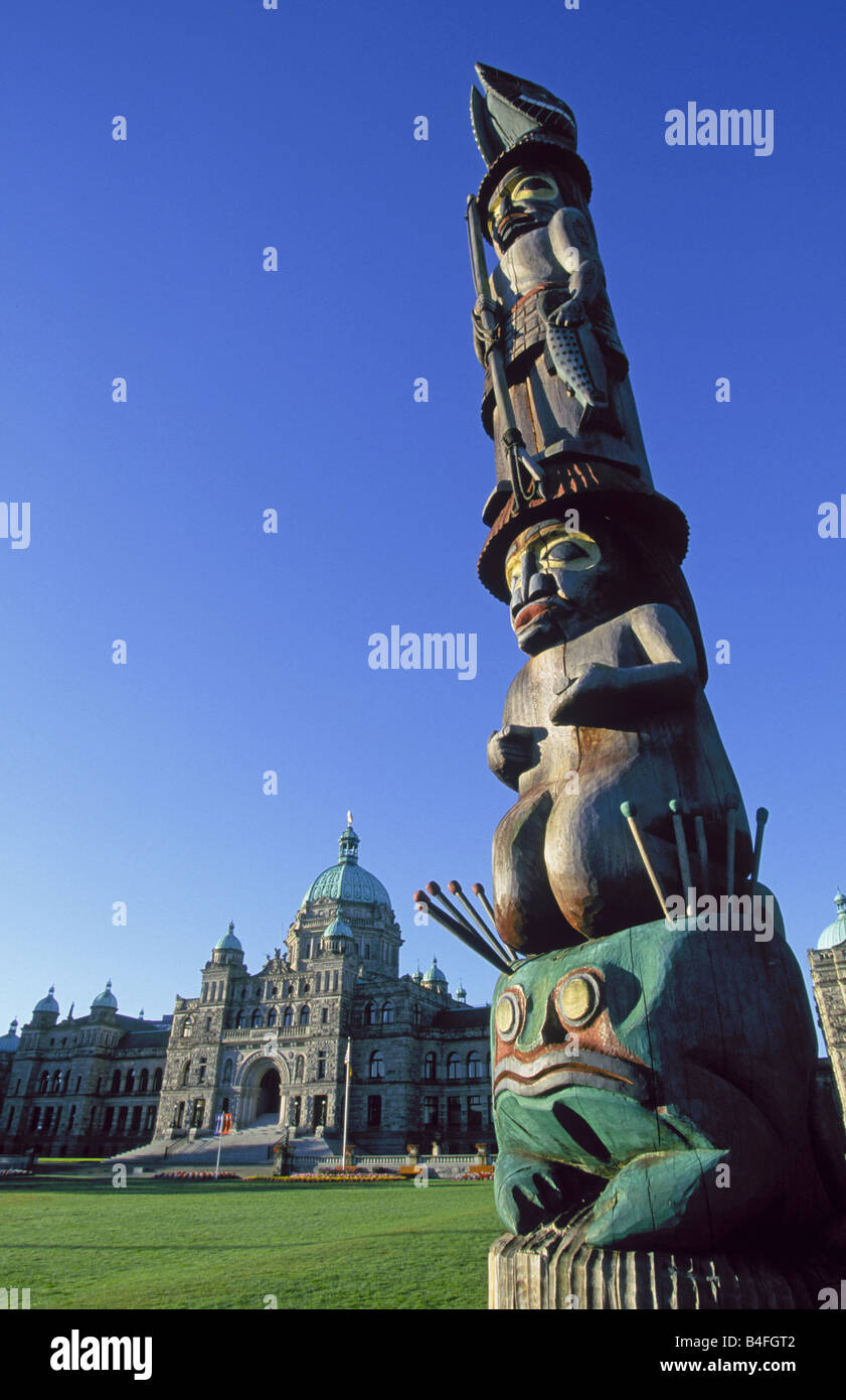 Ein Blick auf das Parlamentsgebäude und eine indische Totempfahl auf den Victoria Hafen, Victoria, Britisch-Kolumbien, Kanada. Stockfoto