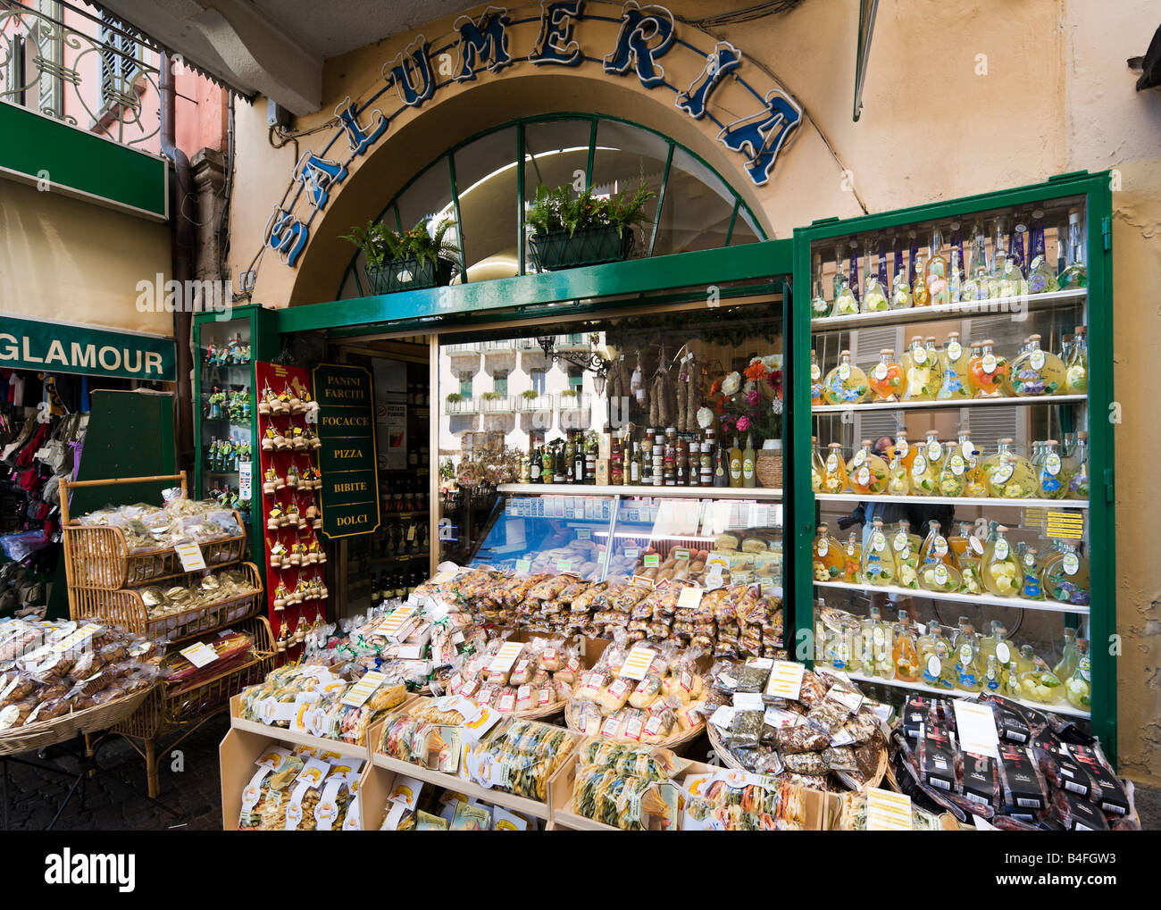 Lebensmittelgeschäft im Zentrum der Altstadt, Piazza Cadorna, Stresa