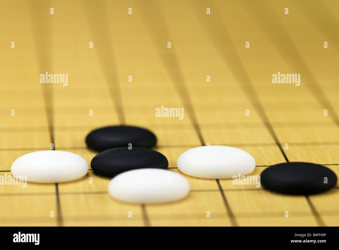 Nahaufnahme Detail von den Steinen auf dem Goban während eines Spiels von Go Stockfoto