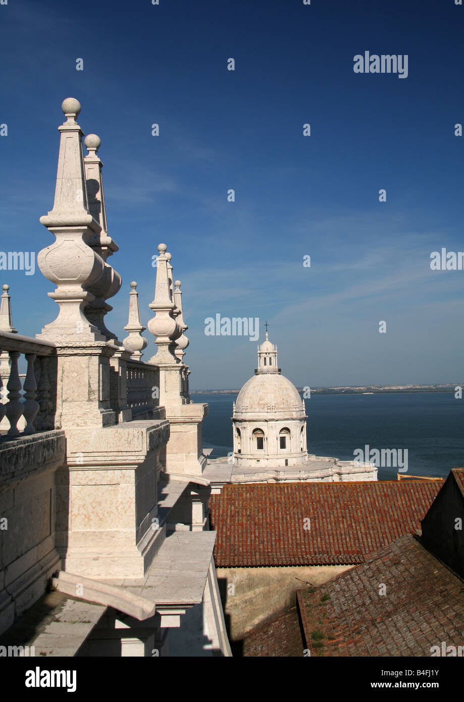 Blick vom Igreja de Sao Vicente Da Fora mit Panteao Nacional de Santa Engracia im Hintergrund Stockfoto