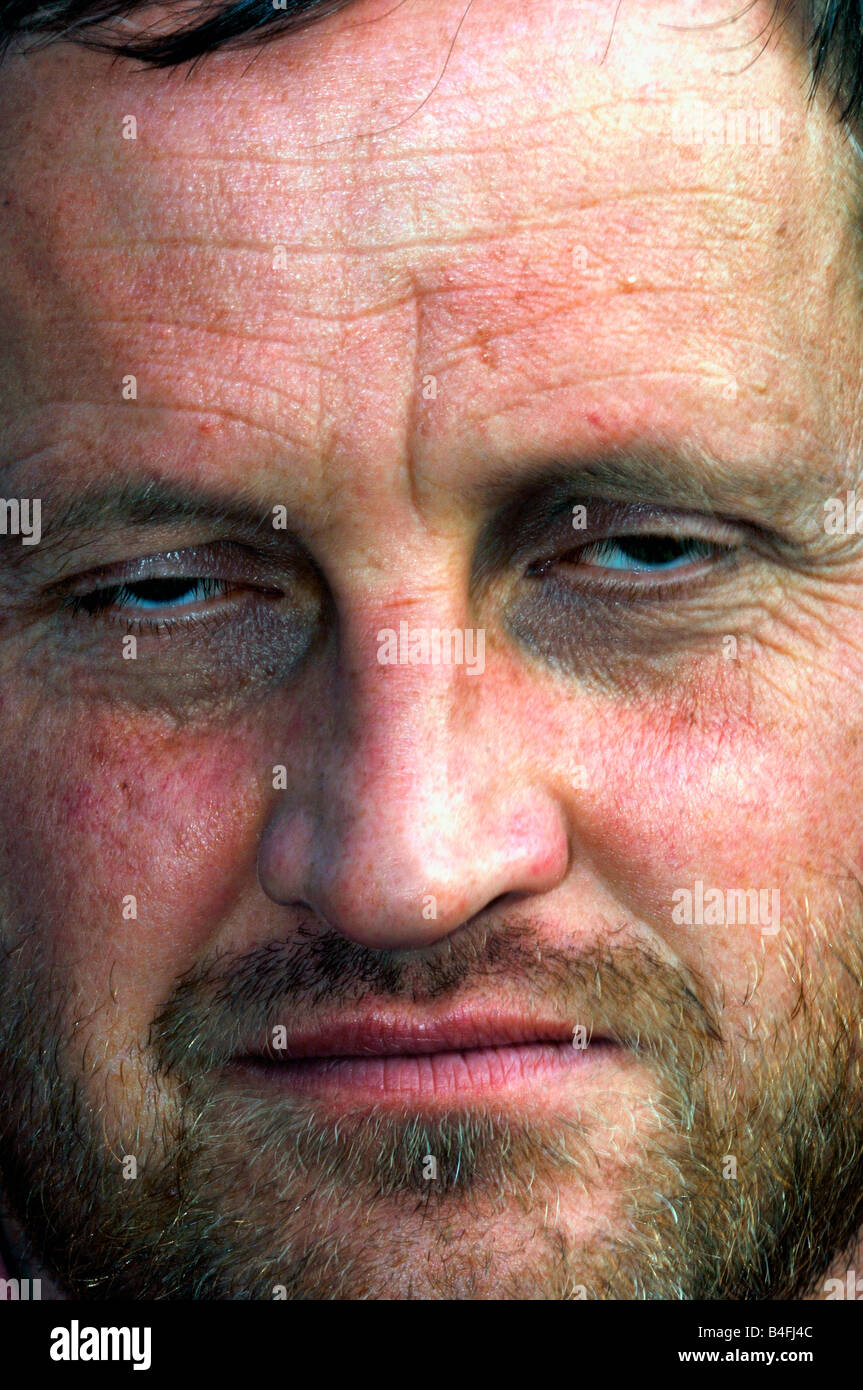 Porträt eines 46 Jahre alten Mannes unter Drogen & schläfrig Stockfoto