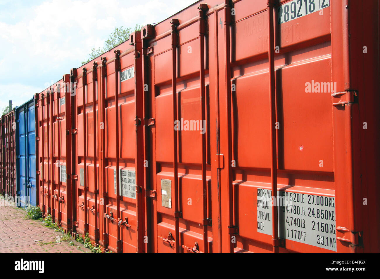 Container in einer Reihe warten auf die nächste Reise Stockfoto