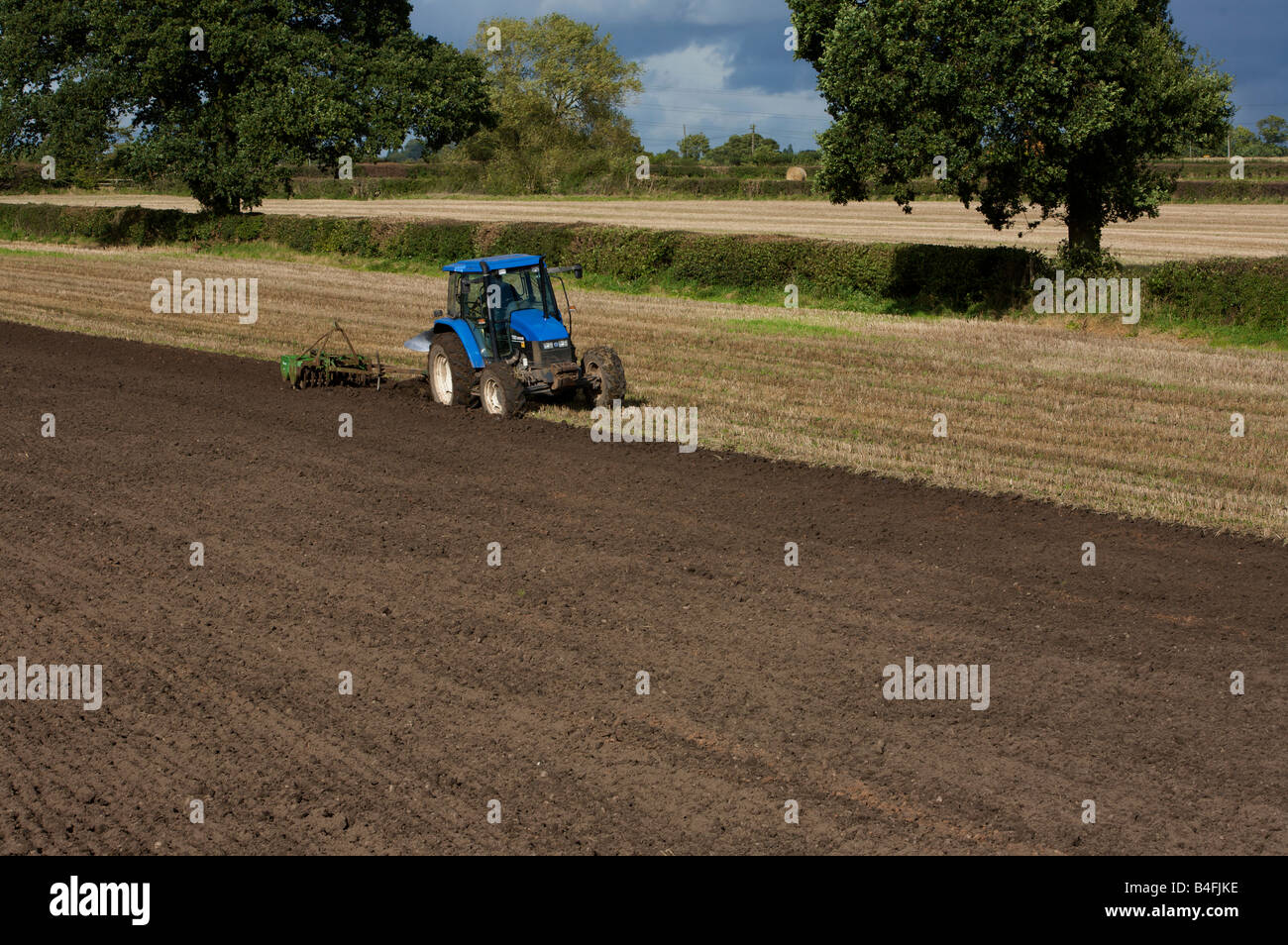 Pflügen auf einem Stoppelfeld bereit, Gerste mit einem New Holland Traktor UK zu Pflanzen Stockfoto