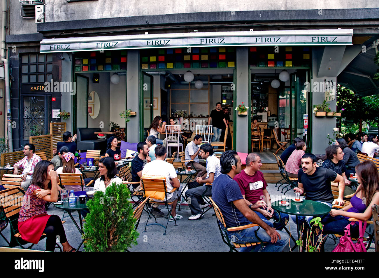 Universitätsviertel Studenten Istanbul Galatasaray Cukurcuma in der Nähe von Istiklal Caddesi Beyoglu einkaufen Straßenterrasse Bar Bistro Cafe Stockfoto