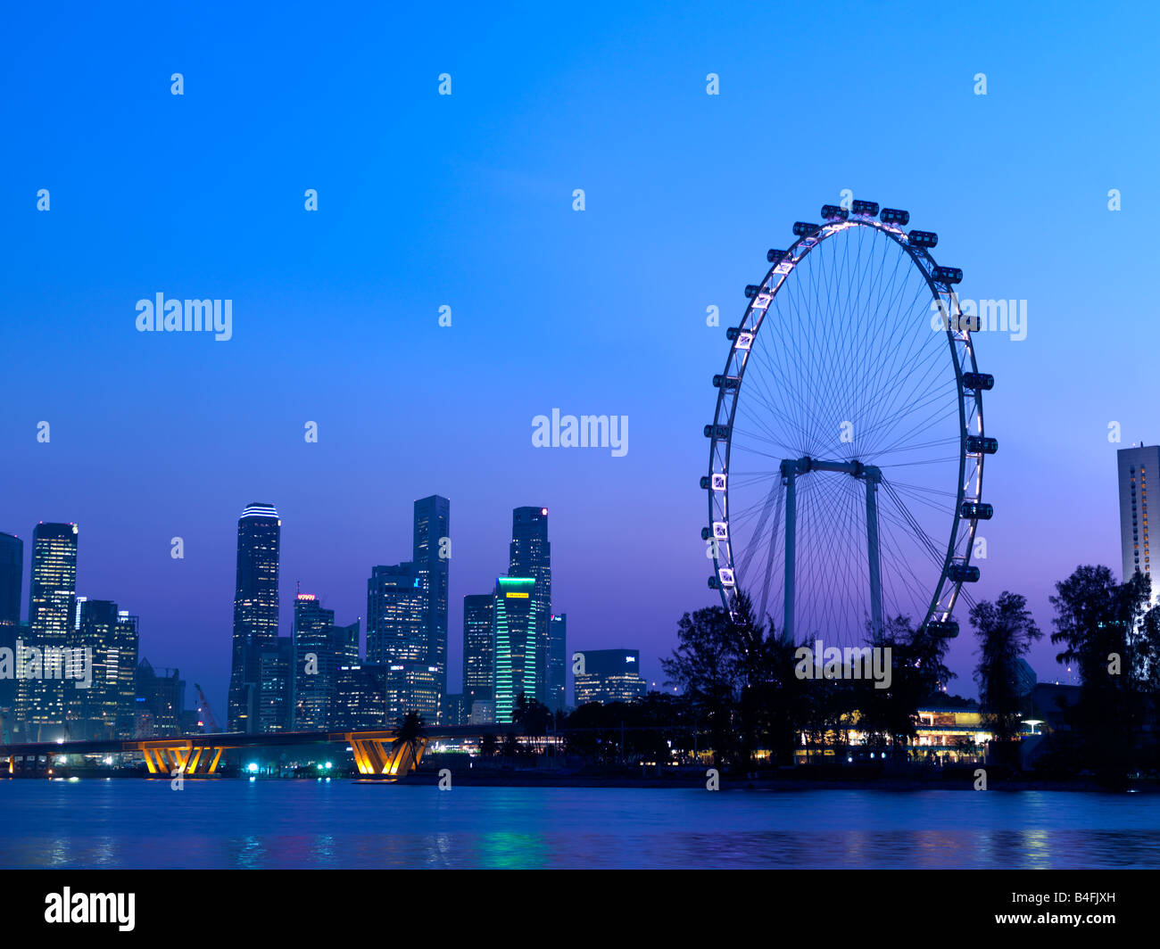 Singapurs Skyline und dem Singapore Flyer von Marina Bay gesehen. Stockfoto