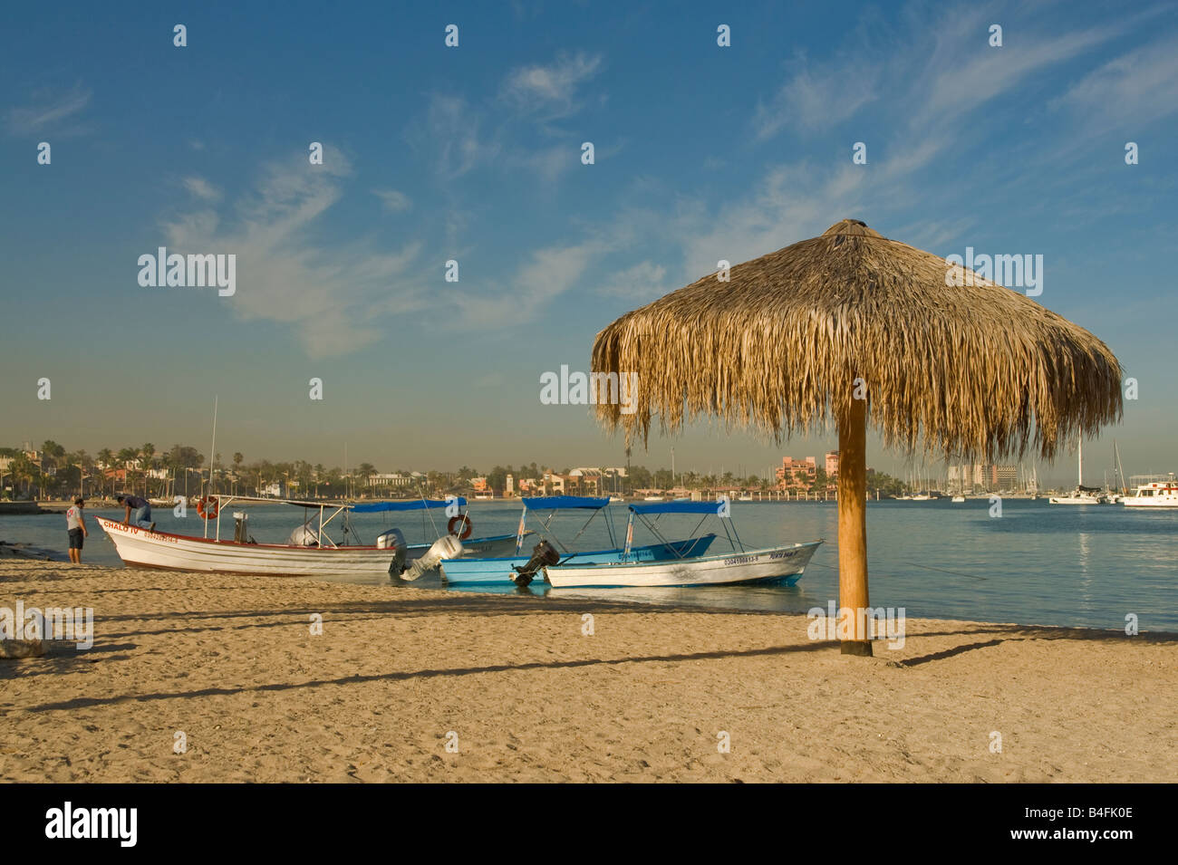 Boote Palapa am Strand am Malecon in La Paz, Baja California Sur, Mexiko Stockfoto