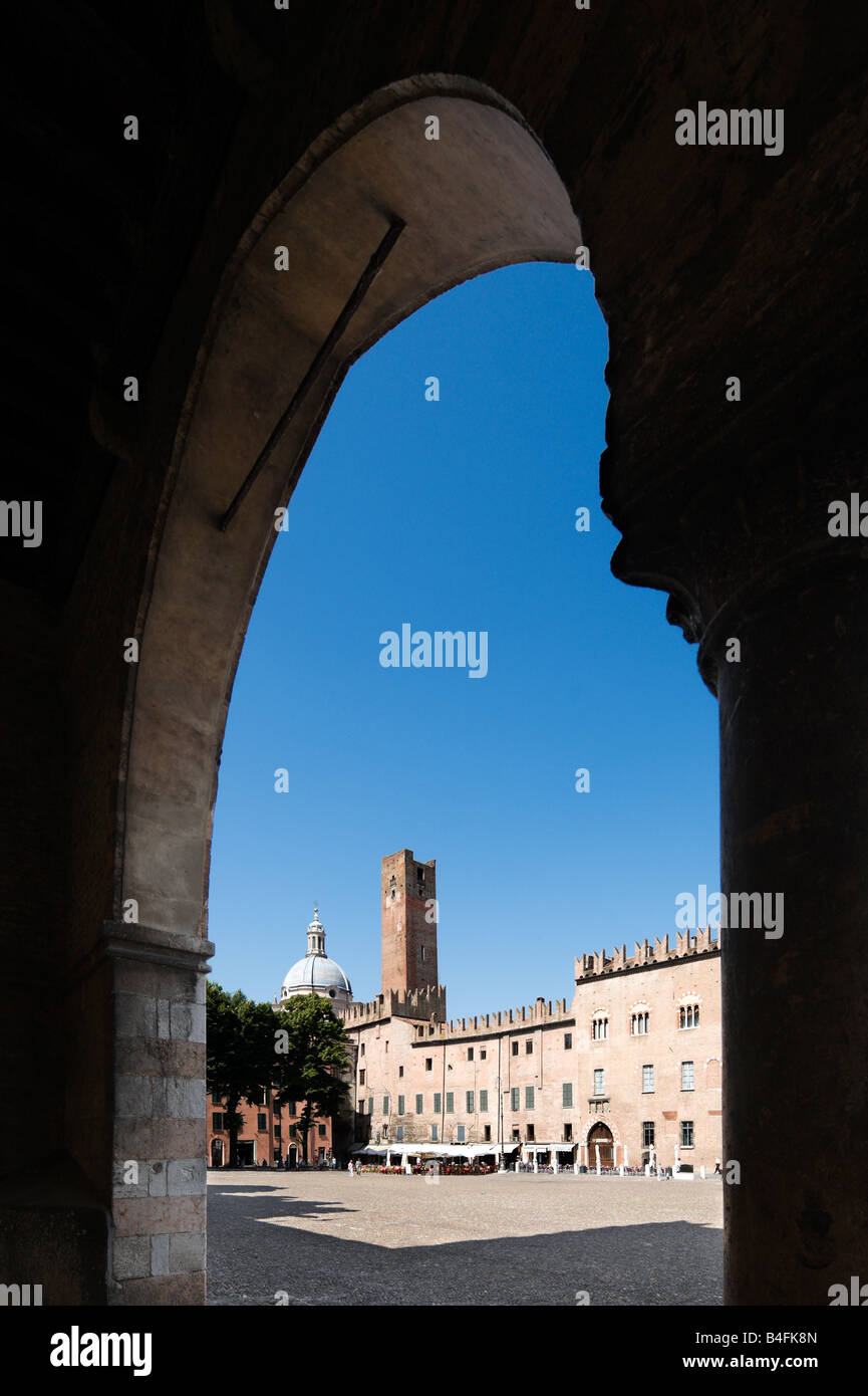 Torre della Gabbia und Kuppel der Kirche von Sant Andrea vom Palazzo Ducale, Piazza Sordello, Mantua, Lombardei, Italien Stockfoto