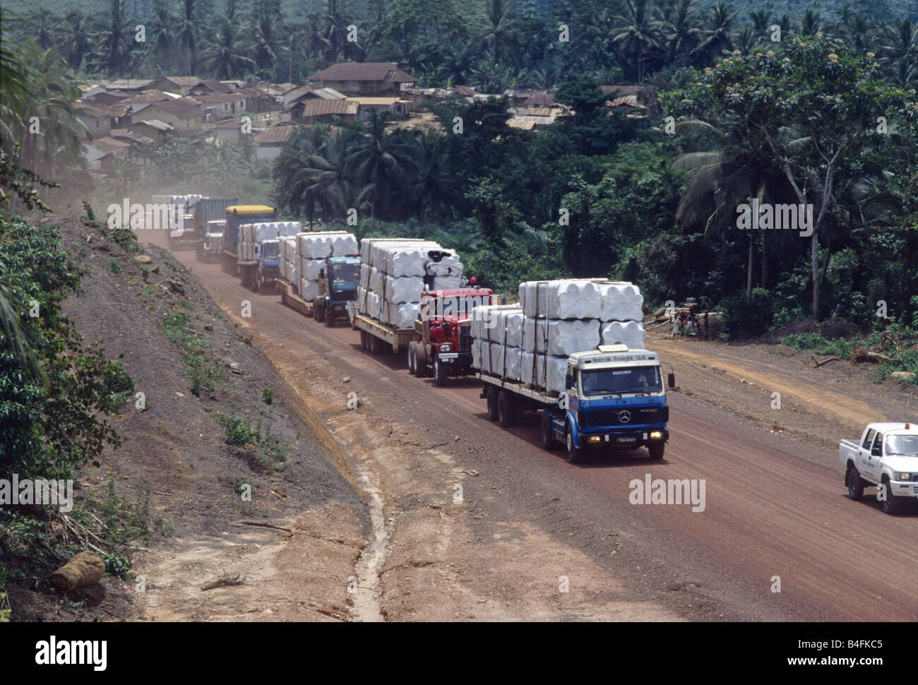 LKW-Konvoi mit Mining Equipment auf dem Weg zur Baustelle in Ghana, Westafrika. Stockfoto
