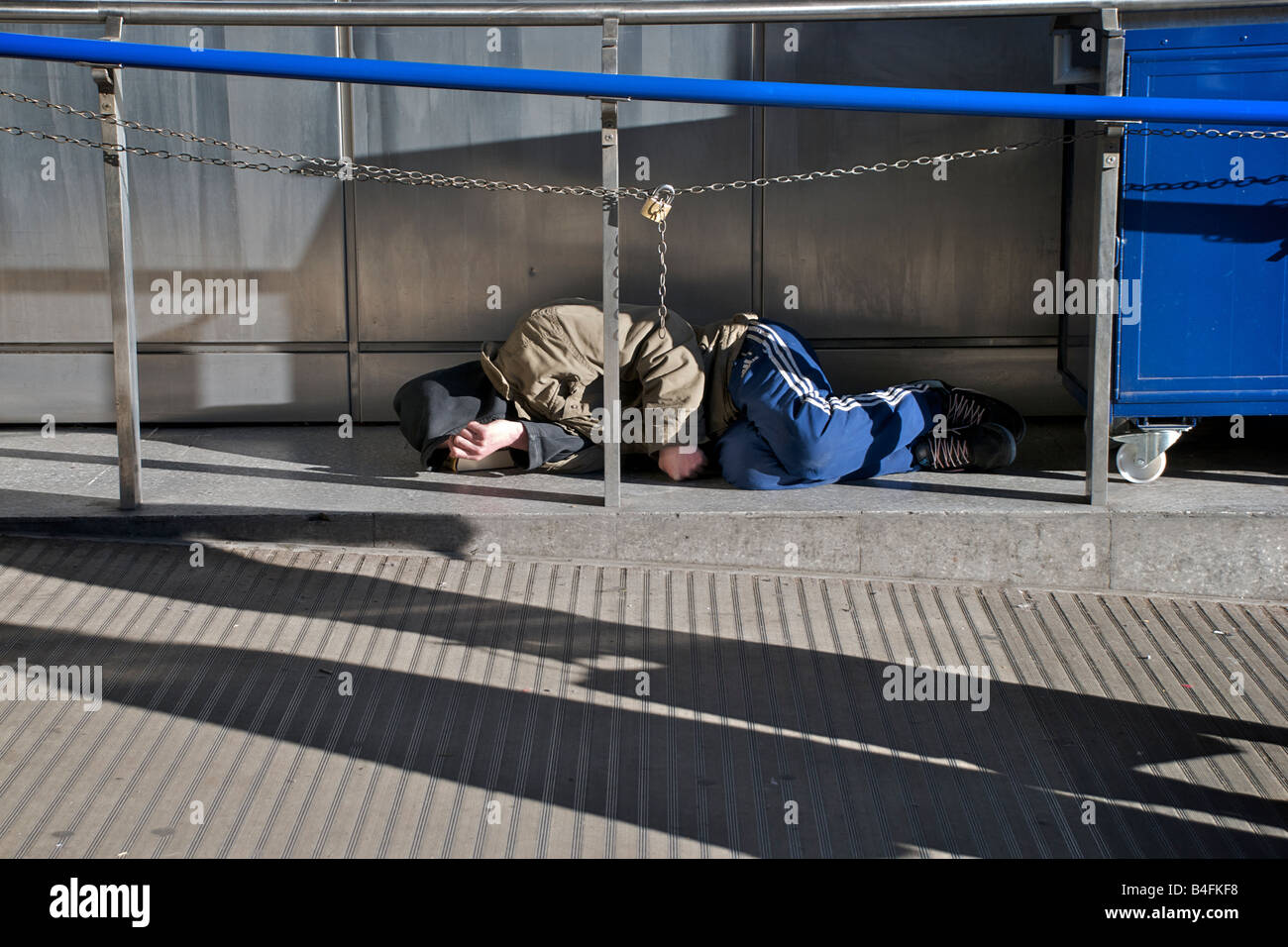 Einem jungen Obdachlosen Mann der Straße bei Waterloo Station, London, UK Stockfoto