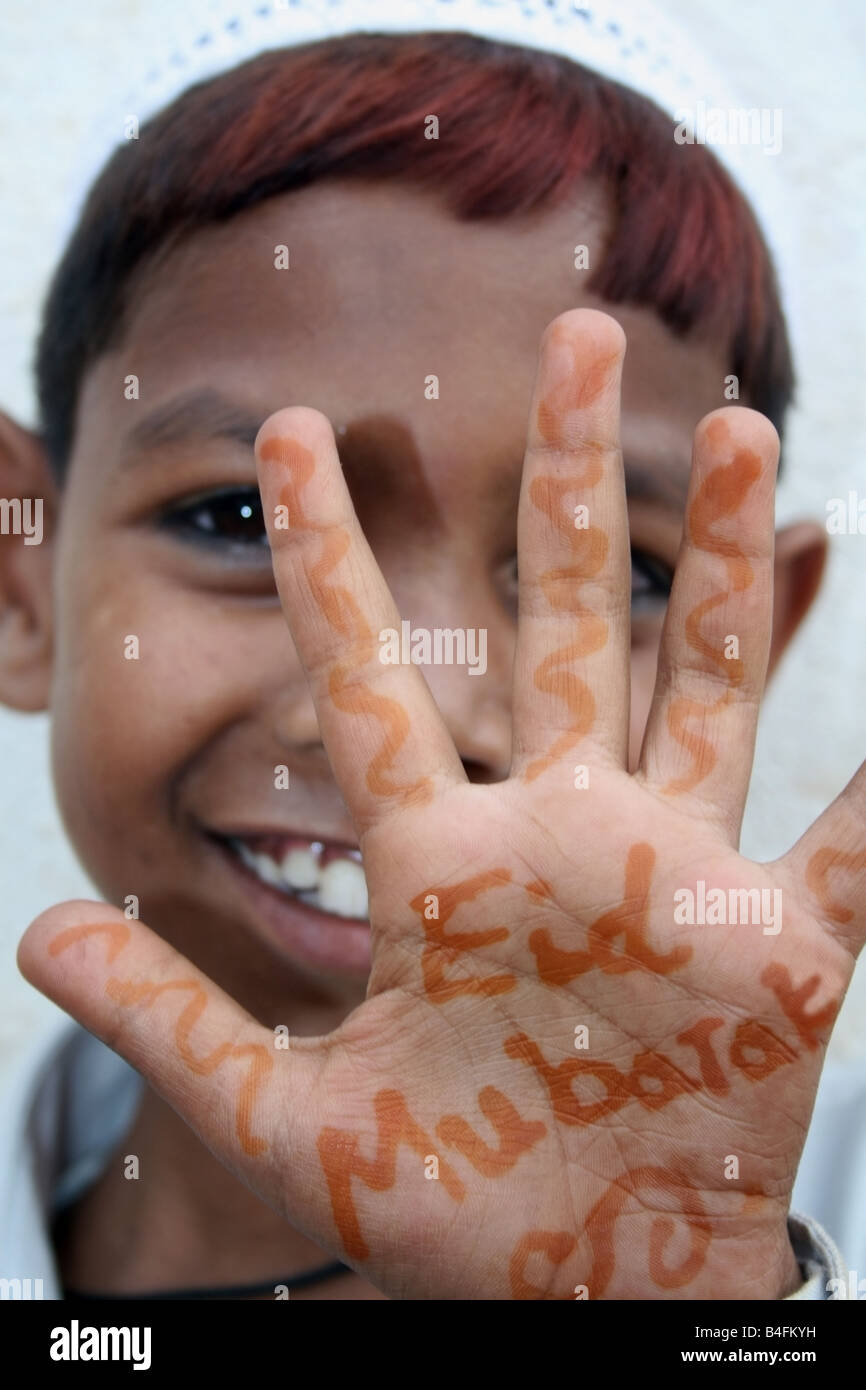 Muslimische Jungen mit Eid Mubarak Henna an den Händen, Eid Ul Fitr feiern, Indien Stockfoto