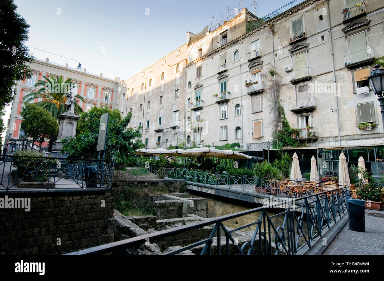 Piazza Bellini in Neapel, Italien Stockfoto