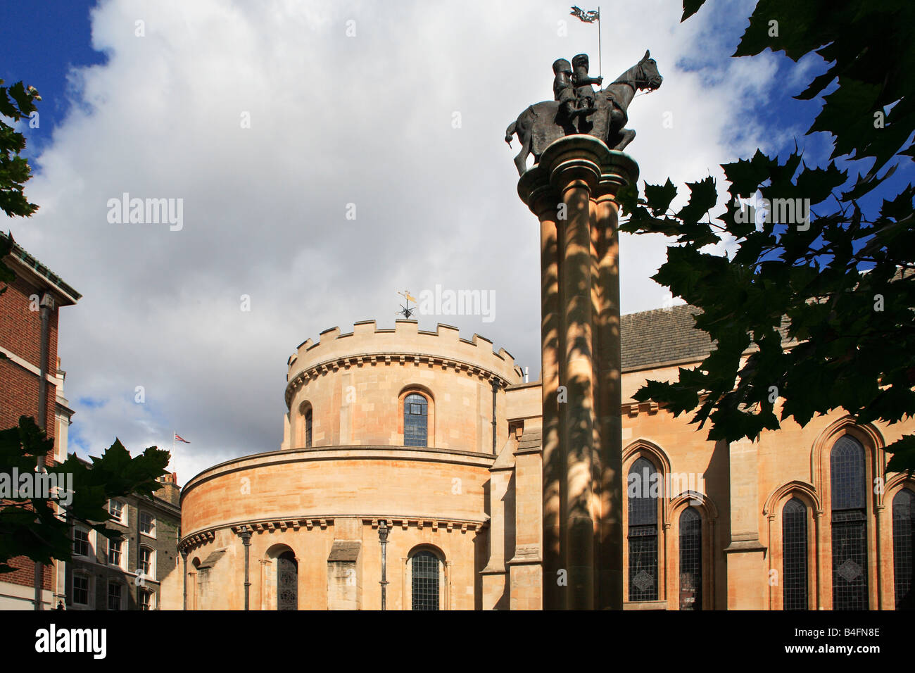 Die Temple Church und Templer Statue The City of London England Stockfoto