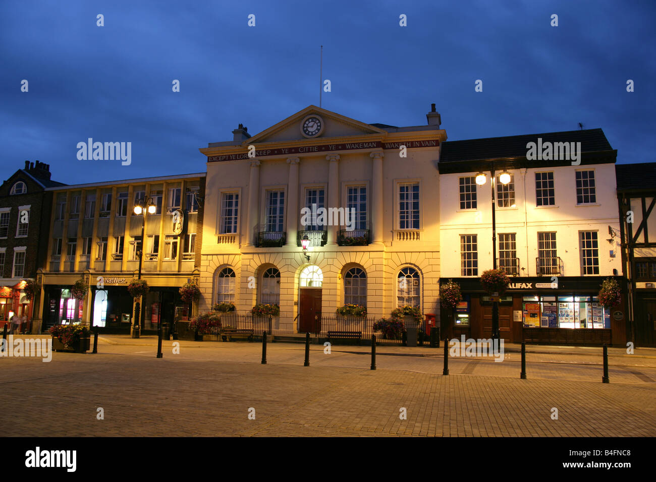 Stadt von Ripon, England.  Nachtansicht des späten 18. Jahrhunderts Ripon Rathaus auf dem Marktplatz. Stockfoto