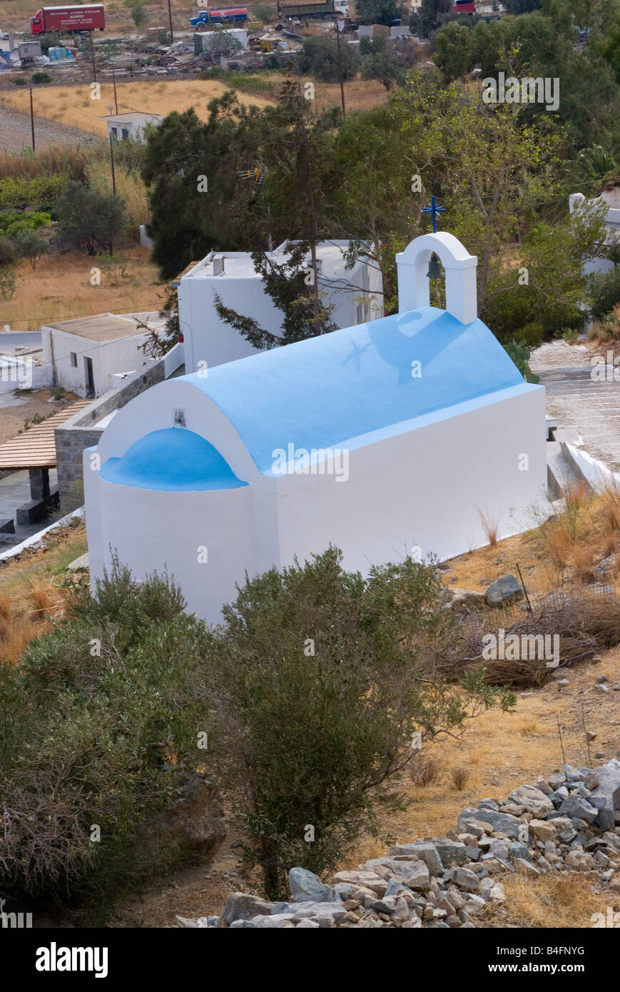 Fishermans Kirche mit blauen Kuppel-Dach und weißen Glockenturm am Livadi Stadt Insel Serifos Kykladen Ägäis Griechenland Stockfoto