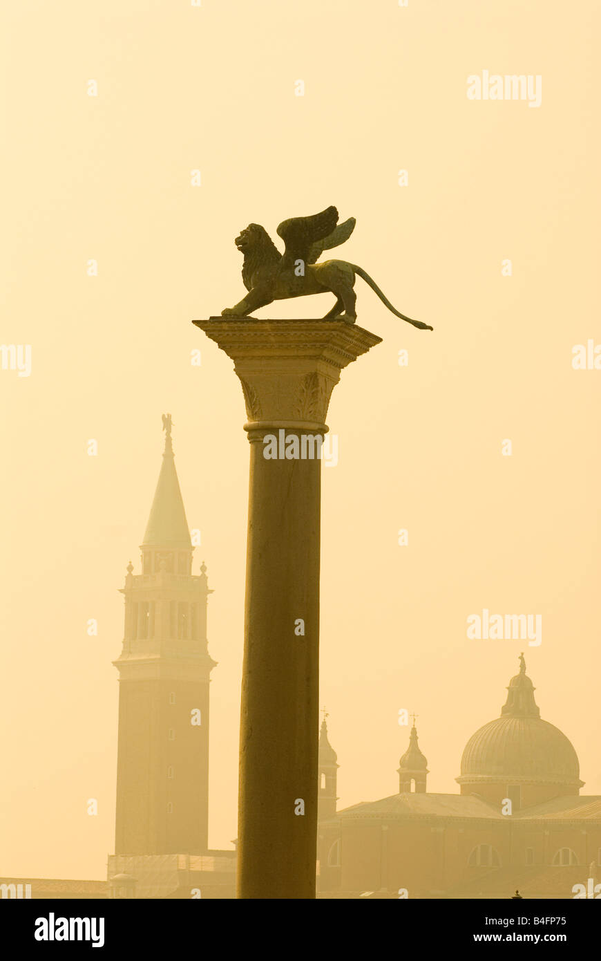 Die Kathedrale von San Giorgio Maggiore und der geflügelte Markuslöwe vom Markusplatz entfernt, Venedig, Italien Stockfoto