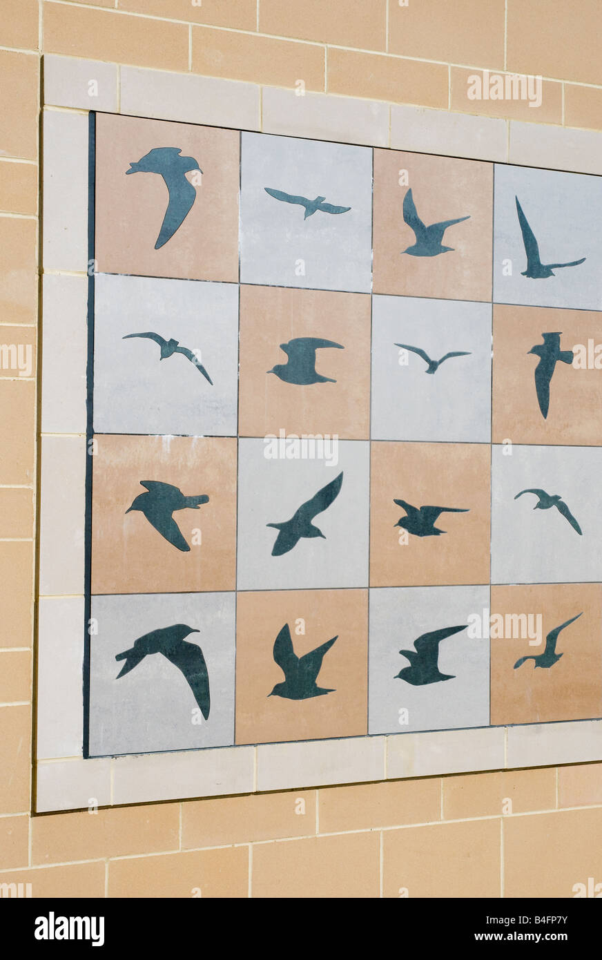 Moderne steinerne Kunstwerke in die flache Neuentwicklung an Boscombe Strandpromenade gebaut Stockfoto