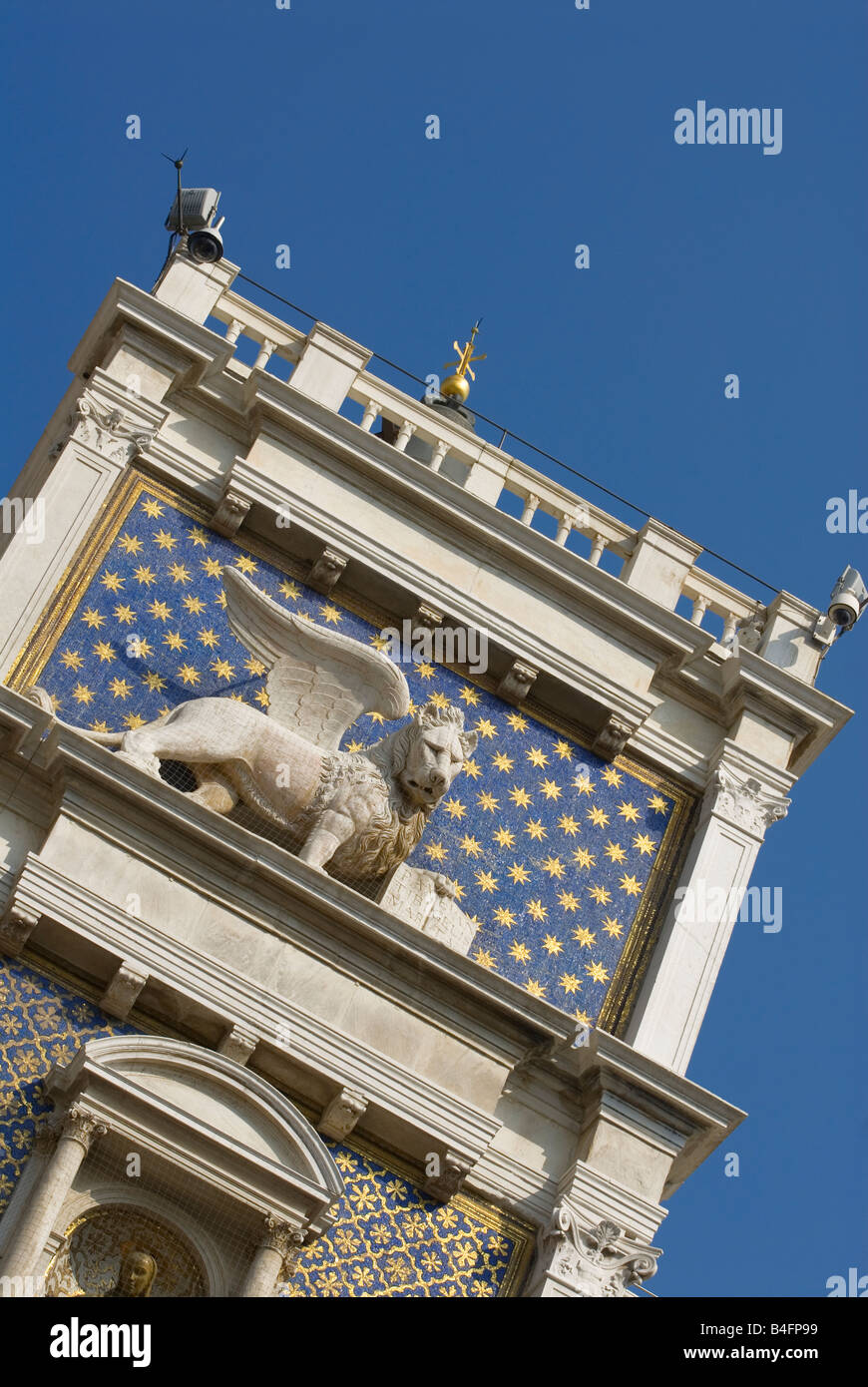 Detail der Uhrturm mit geflügelten Löwen Piazza San Marco Venice Italy Stockfoto