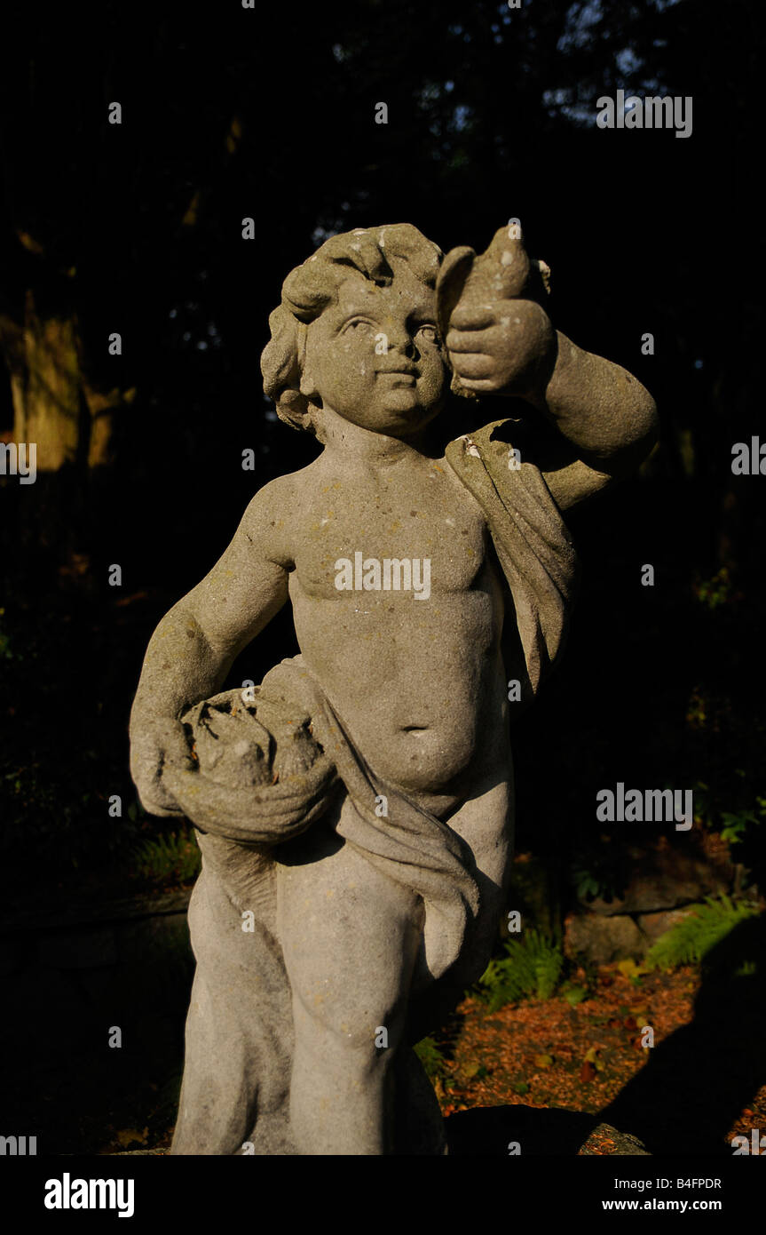 Statue auf dem Gelände des Drum Castle, Schottland. Junge releasing Tauben des Friedens Stockfoto