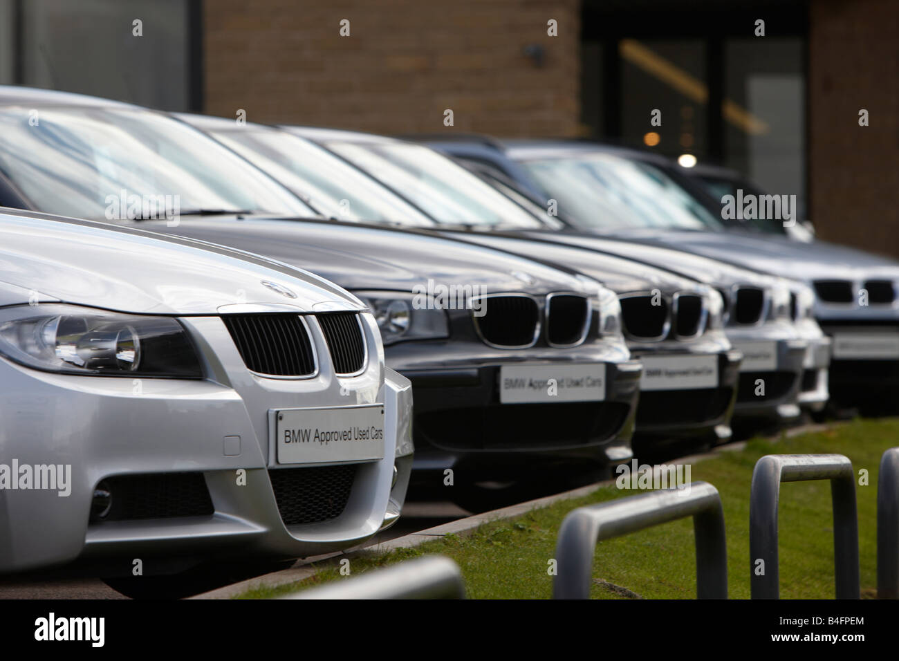 Reihe von BMW Autos zum Verkauf Händler Vorplatz Stockfoto
