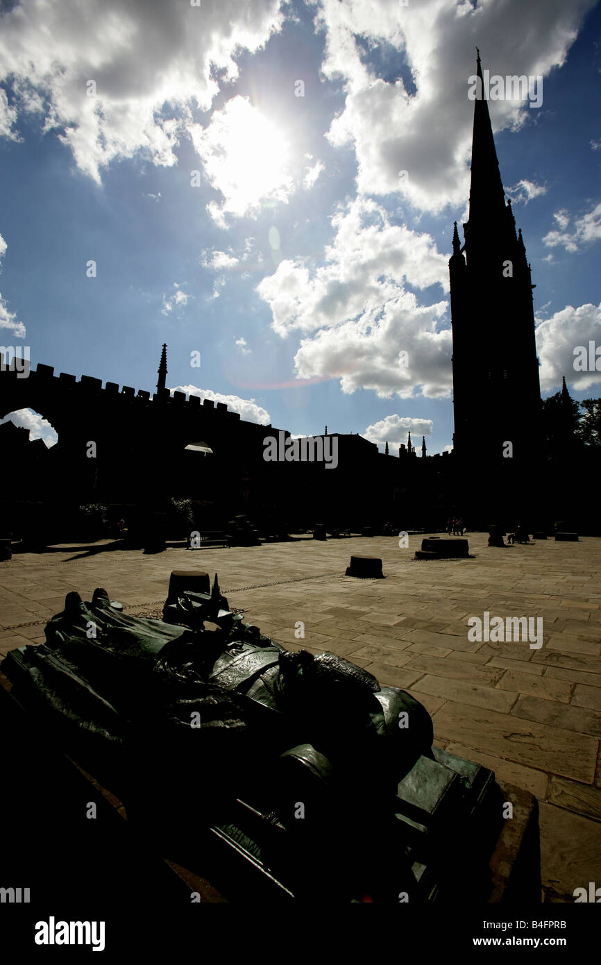 Stadt von Coventry, England. Silhouette auf Bischof blieben Wolcott Yeatman-Biggs Statue und Grab in Coventry Cathedral. Stockfoto