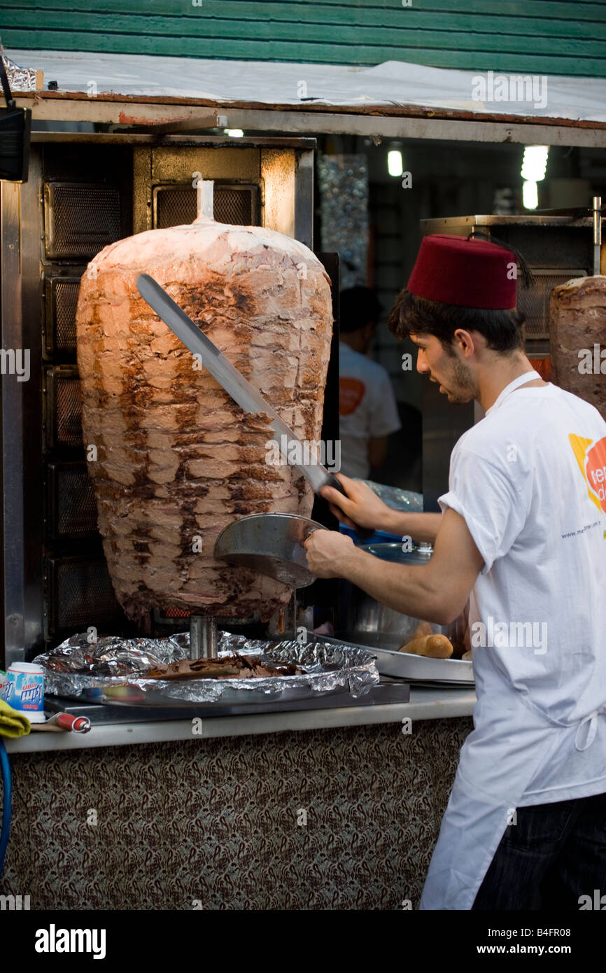 Turkish cook slicing doner kebab -Fotos und -Bildmaterial in hoher ...