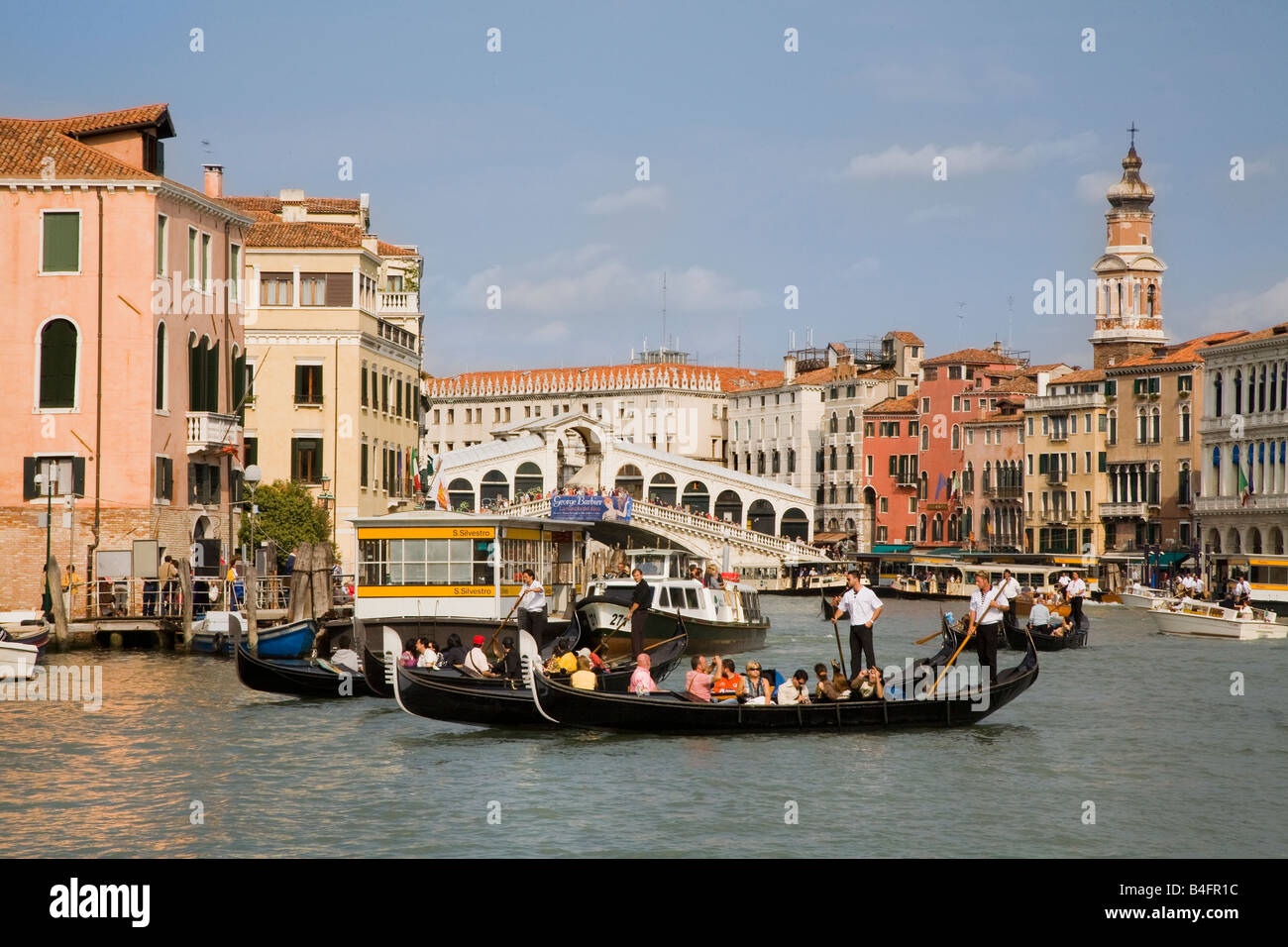 Canal Grande Venedig mit Gondeln und Touristen Rialto Brücke Stockfoto