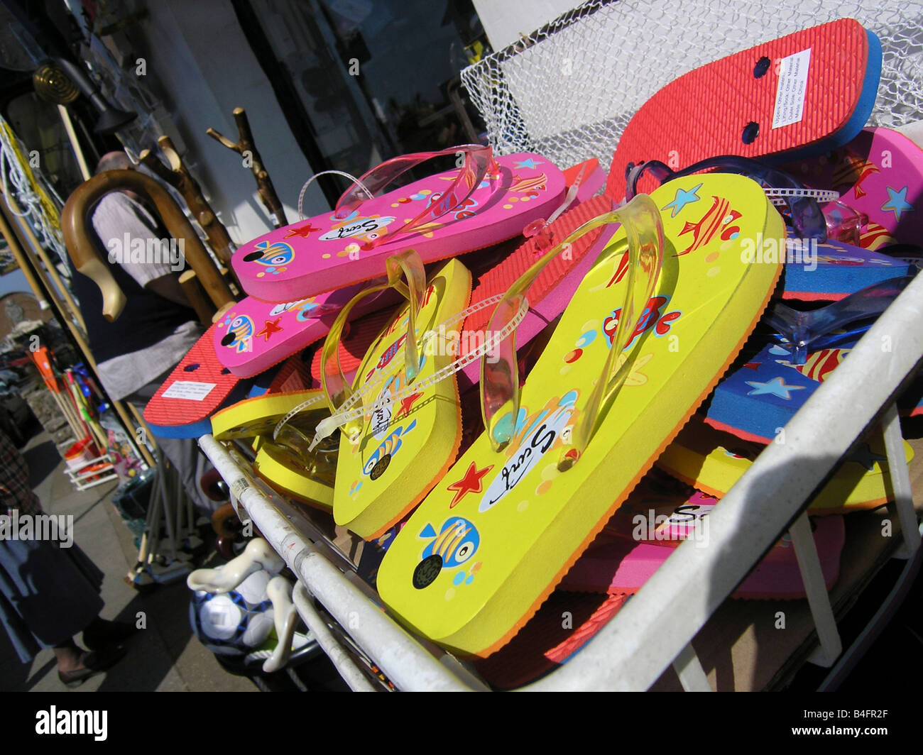 Rosa und Yelllow Flip-flops für den Verkauf in einem Meer-shop Stockfoto