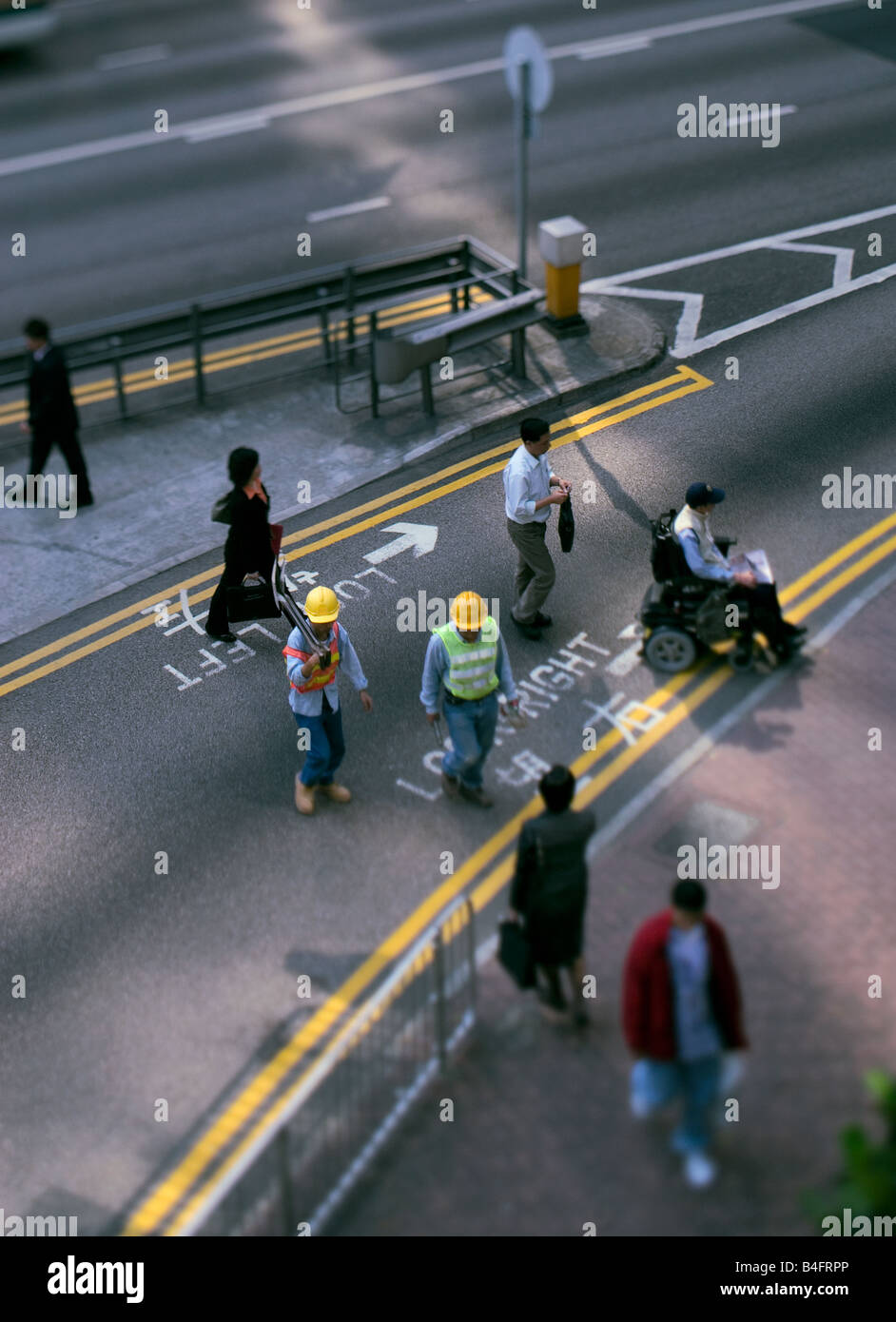 Gruppe von Personen, die über die Straße in Hongkong. Stockfoto