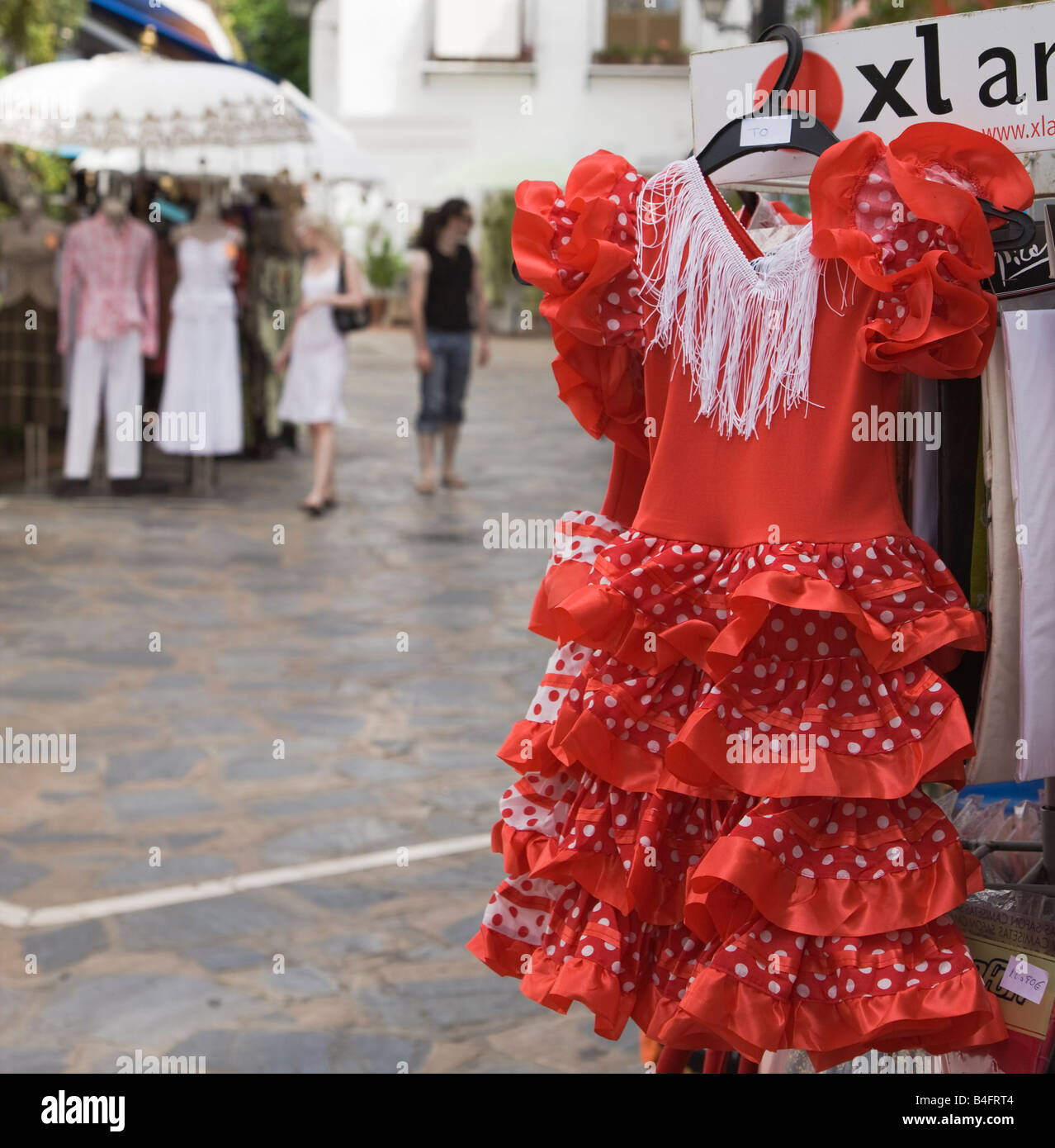 Marbella Malaga Provinz Costa del Sol Spanien rot Flamenco-Kleid auf Stand vor Geschäft in der Straße Stockfoto