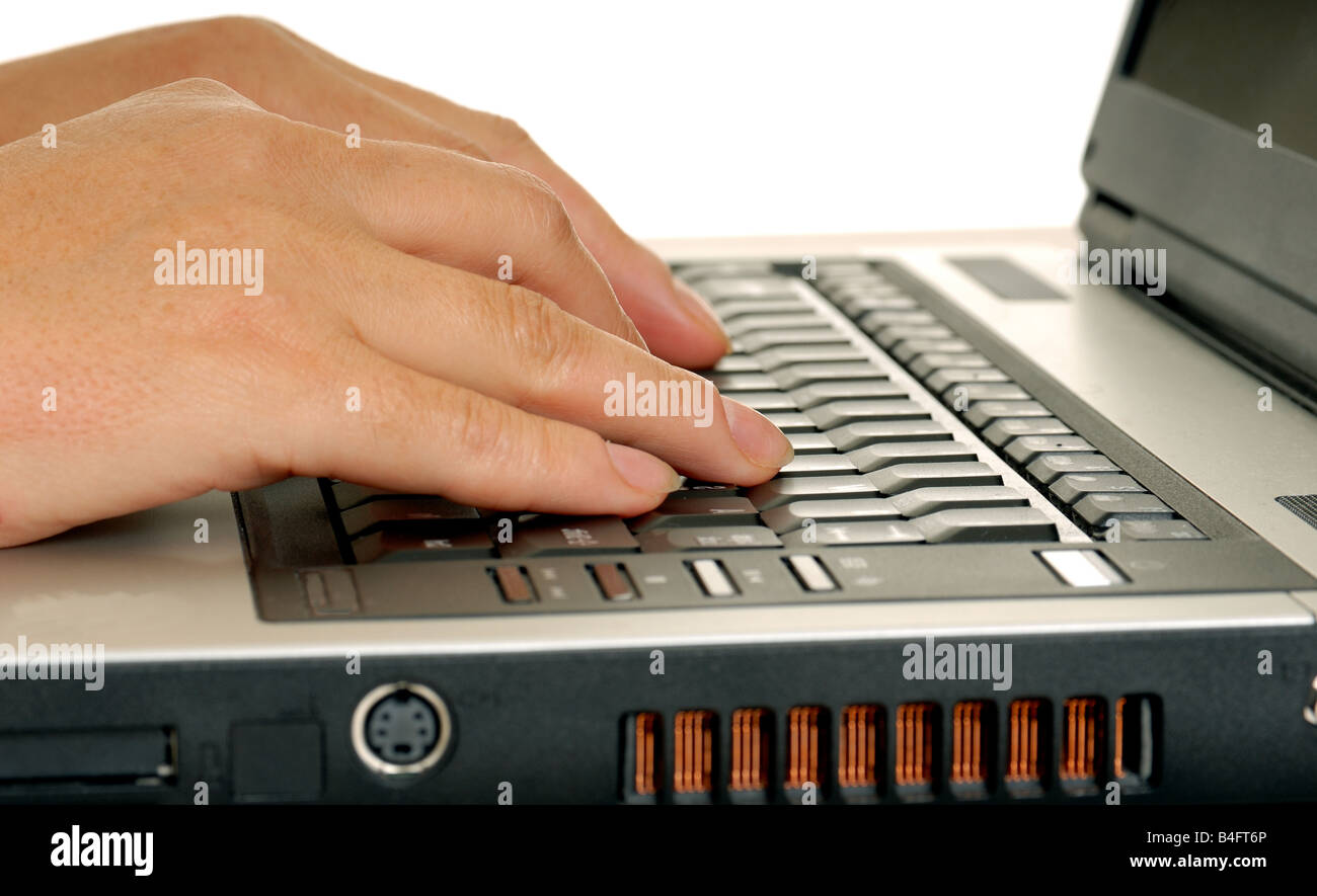 Fingern tippen auf einer Computertastatur isoliert Stockfoto