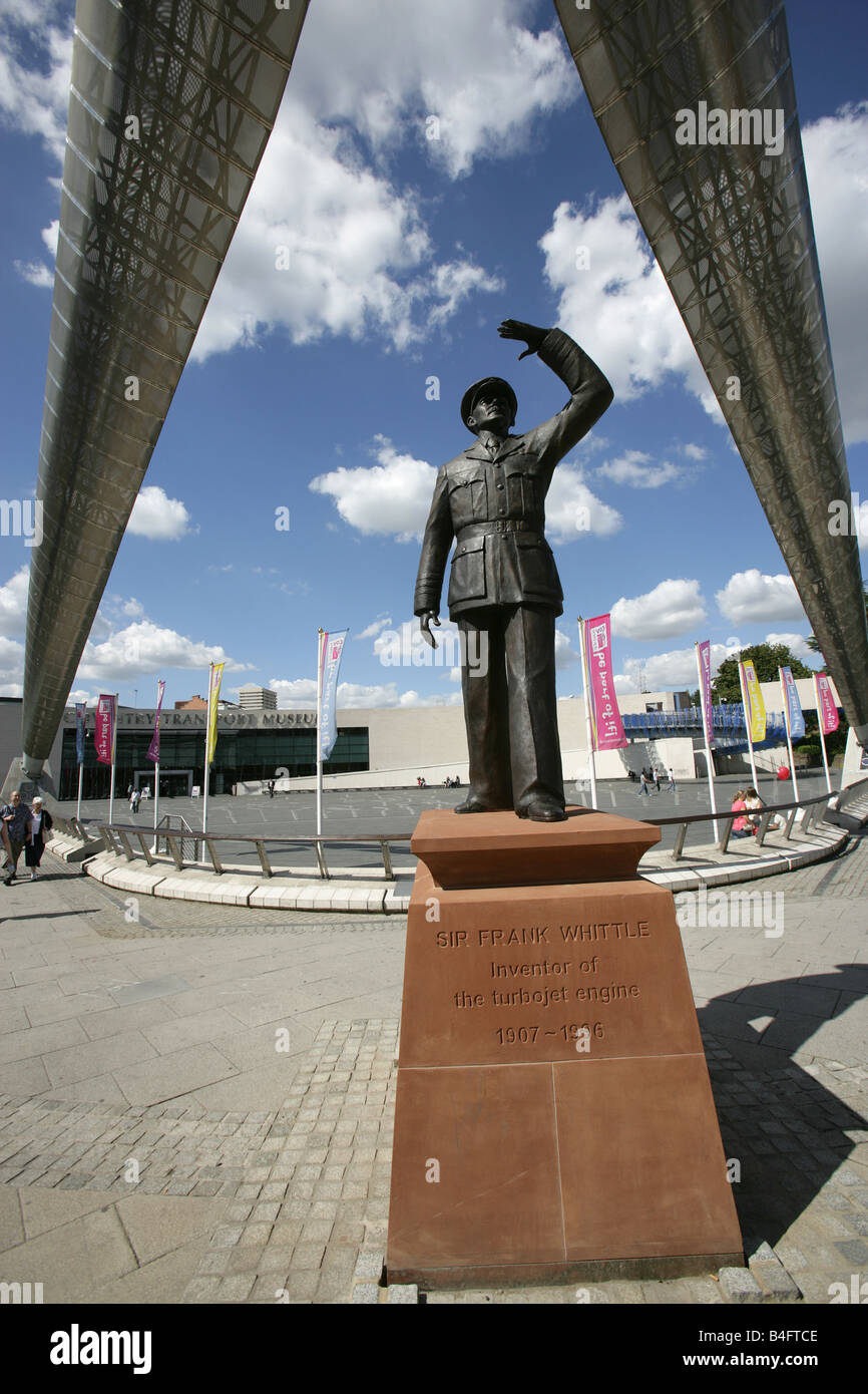 Stadt von Coventry, England. Sir Frank Whittle Skulptur mit dem Bogen schnitzen und Coventry Transport-Museum. Stockfoto