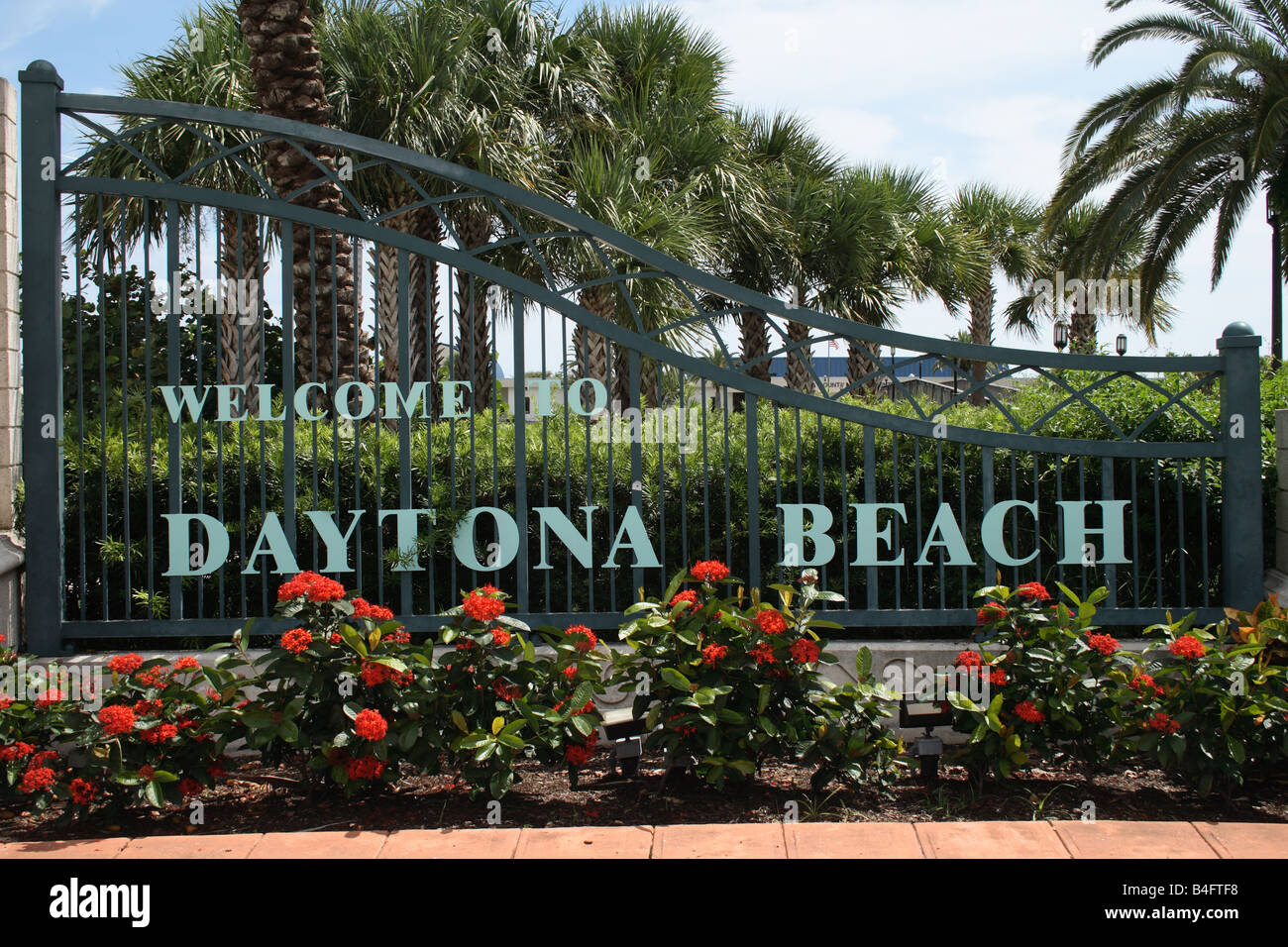 "Willkommen in Daytona Beach" Schild am Eingang zur Broadway Bridge, Daytona Beach, FL. Stockfoto