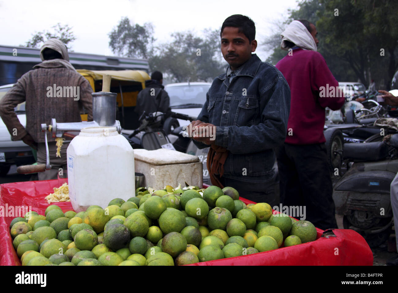 STRAßENHÄNDLER IN NEW DELHI INDIEN Stockfoto
