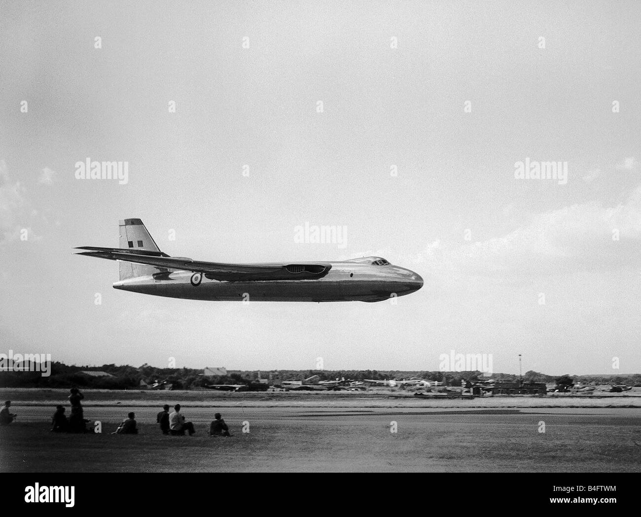 Flugzeug Vickers Valliant B1 Bomber Teil der V-Force auf niedrigen schnell fliegen Vergangenheit entlang der Start-und Landebahn am SBAC Farnborough Air Show 1952 Stockfoto