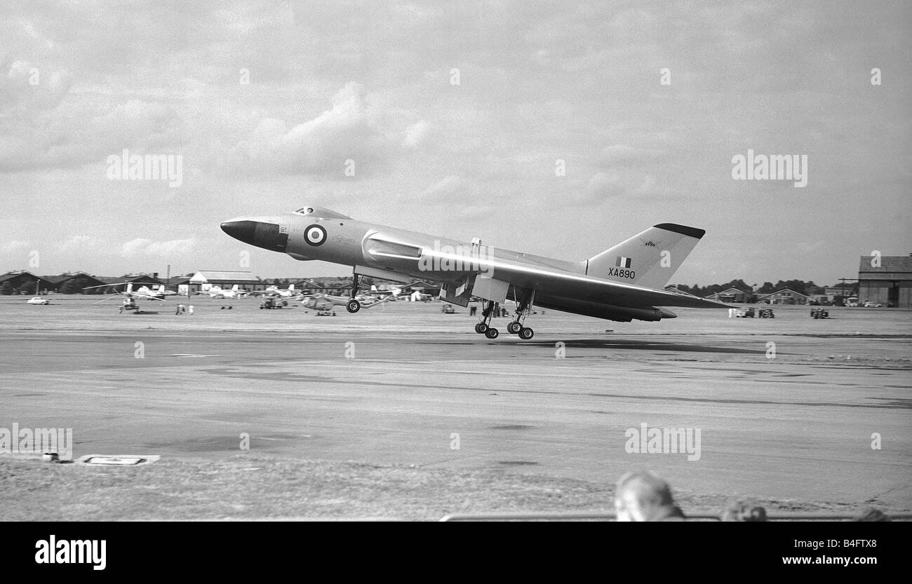 Flugzeug AVRO Vulcan B1 V Force Bomber kommt am SBAC Farnborough Air Show 1955 landen Stockfoto