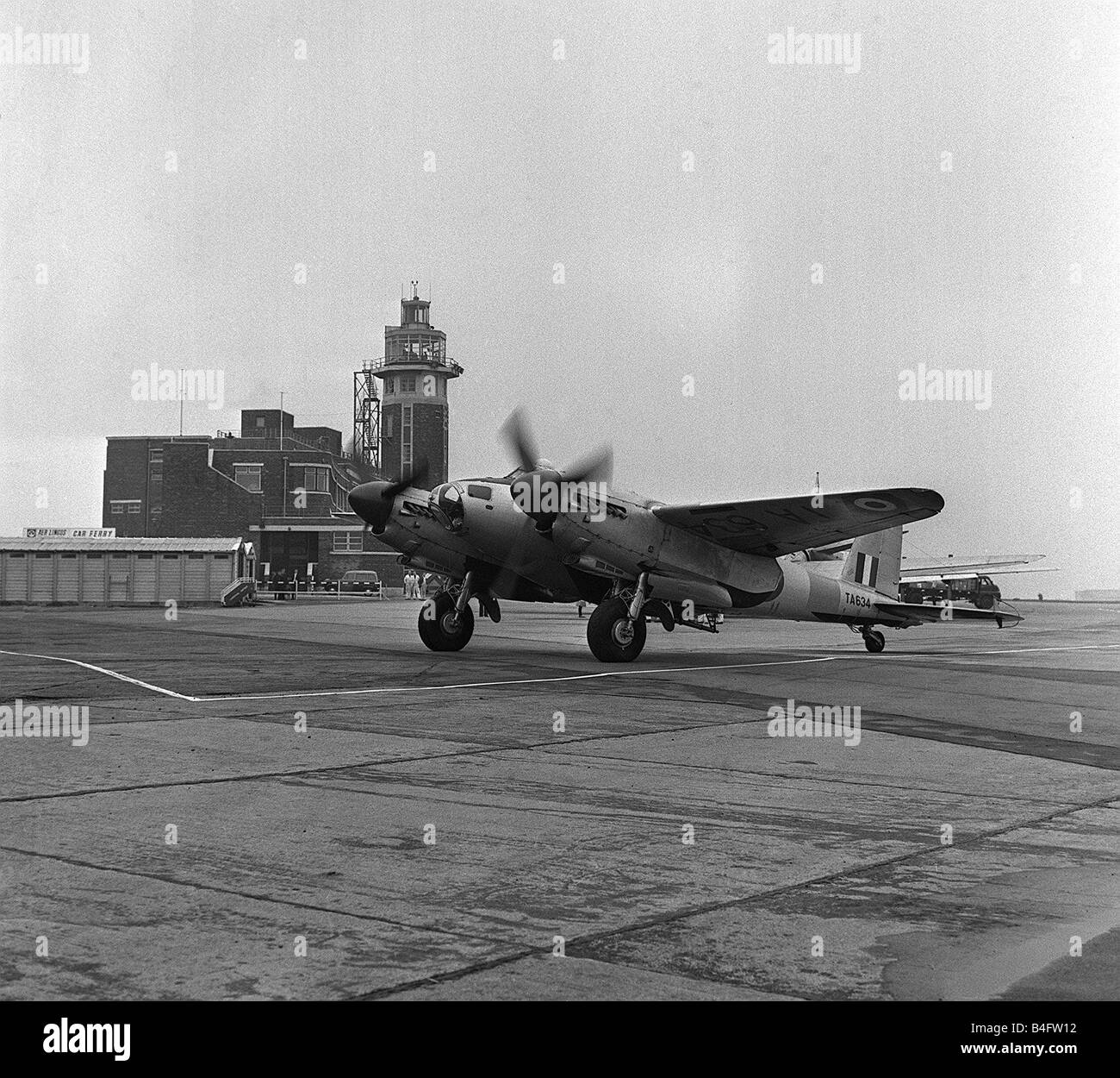 Flugzeug De Havilland DH98 Mosquito TA634 kommt in Liverpool Airport geflogen von Flying Officer Kirkham 1963 Stockfoto