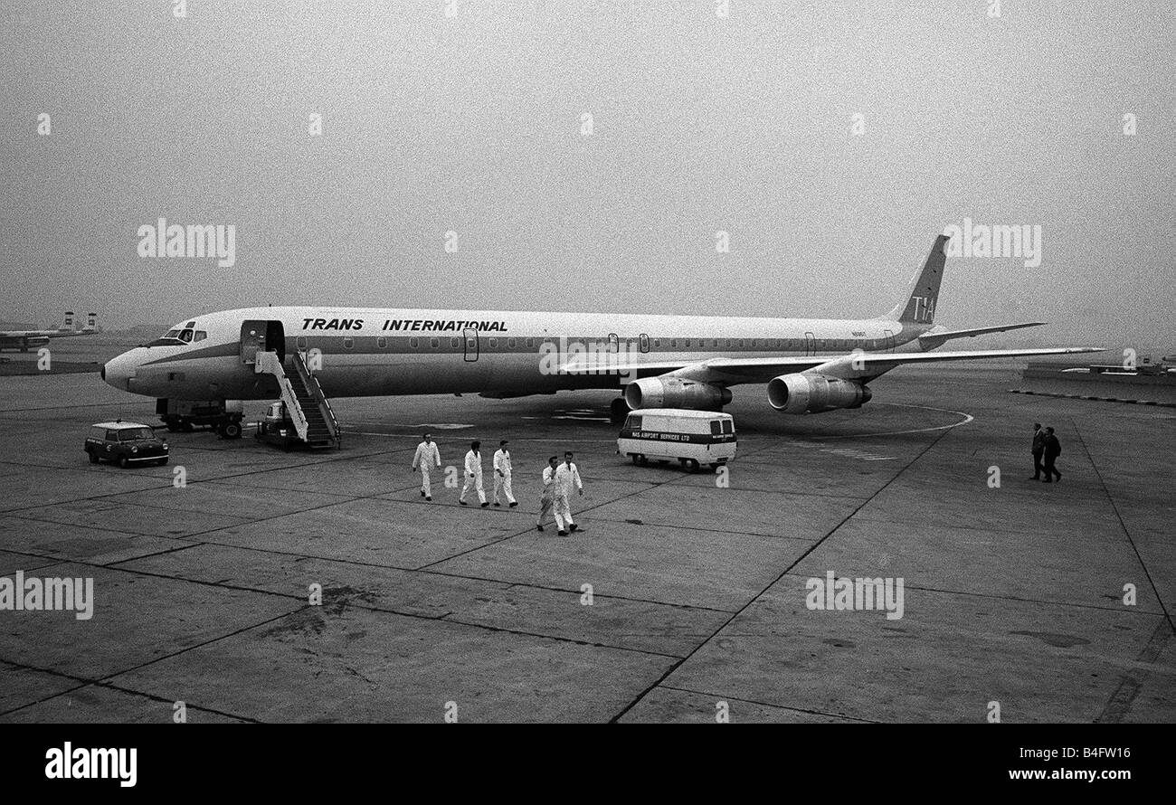 Flugzeug Douglas DC8 61F Trans International Airways auf dem Vorfeld des Flughafens Heathrow Juni 1967 Stockfoto