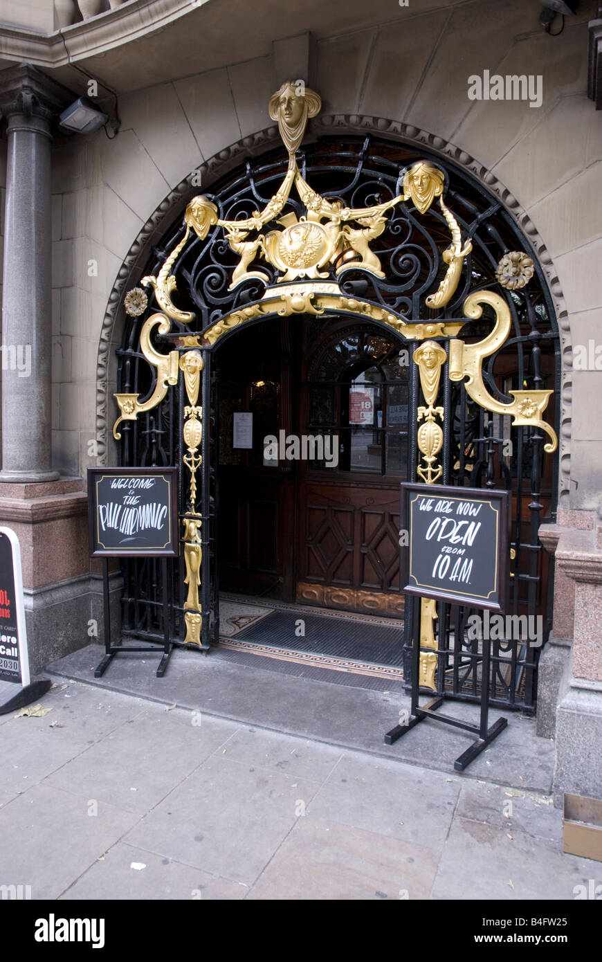 Dekorativer Eingang zum berühmten Philharmonic Pub in Liverpool Stockfoto