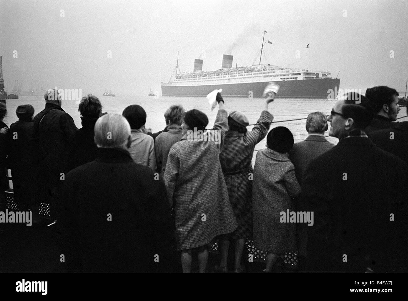Schiff Queen Elizabeth November 1968 Blätter Southampton für die letzte Zeit Massen versammeln, um zu sehen und winken Stockfoto