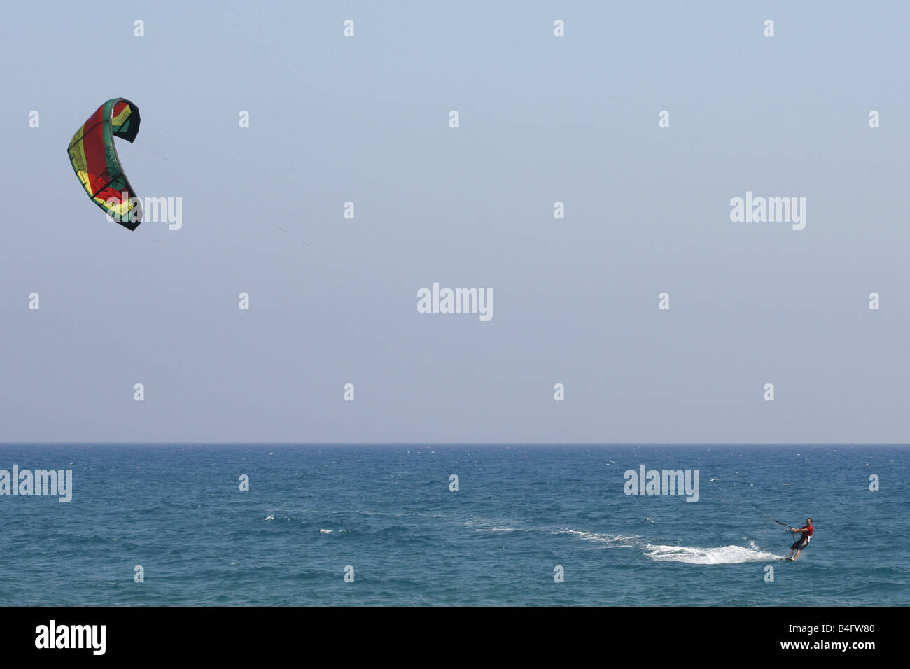Ein Kite Surf Instructor zeigt, Kite-Surfen im Meer vor Paramali Strand in der Nähe der Küstenstadt Dorf von Pissouri auf Zypern Stockfoto