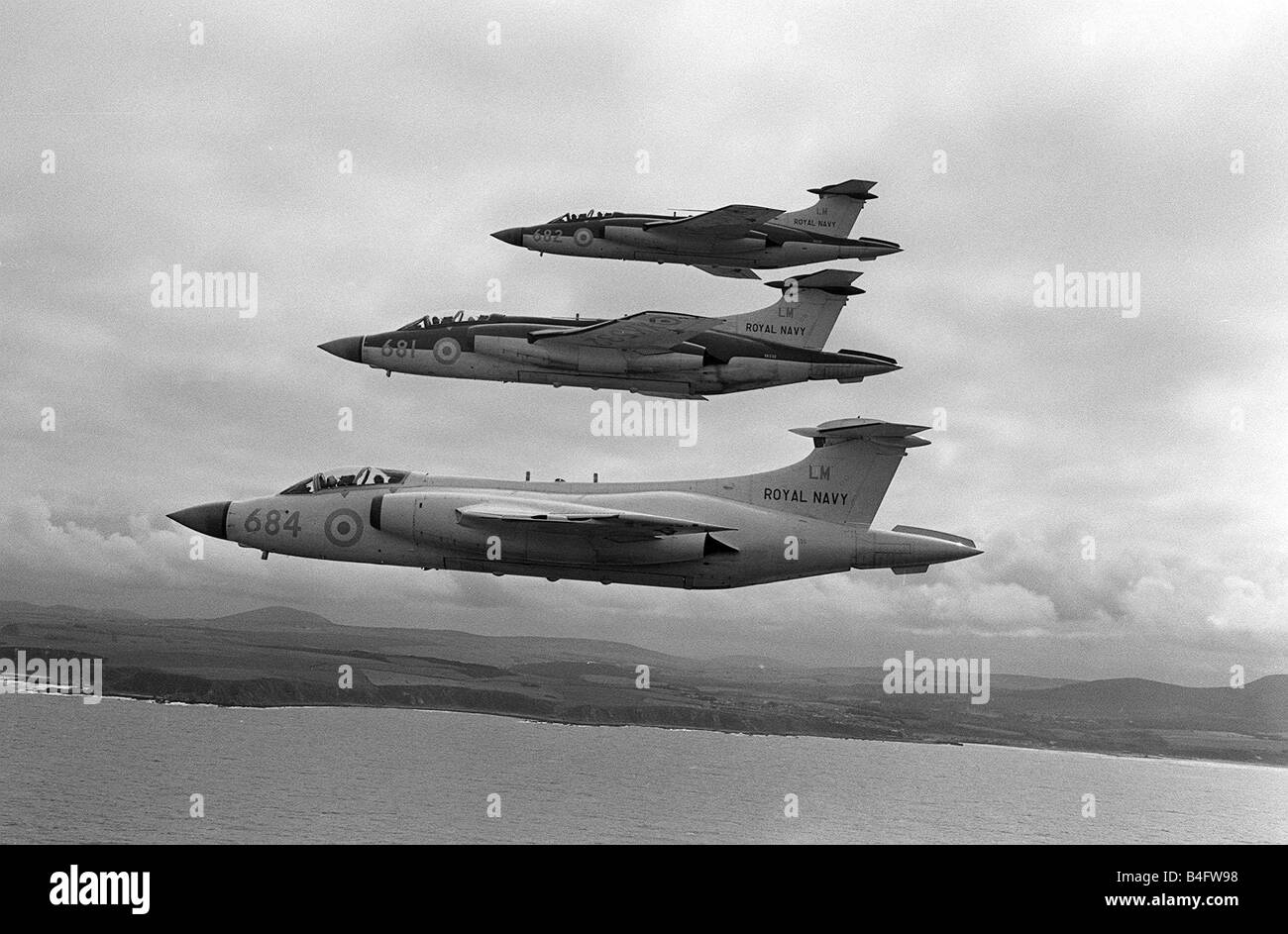 Fleet Air Arm Flugzeug Blackburn Buccaneer Juli 1962 Bildung von 3 Korsarenangriffen von 801 Geschwader von RAF Lossiemouth in Schottland fliegen in Formation entlang der schottischen Küste Stockfoto